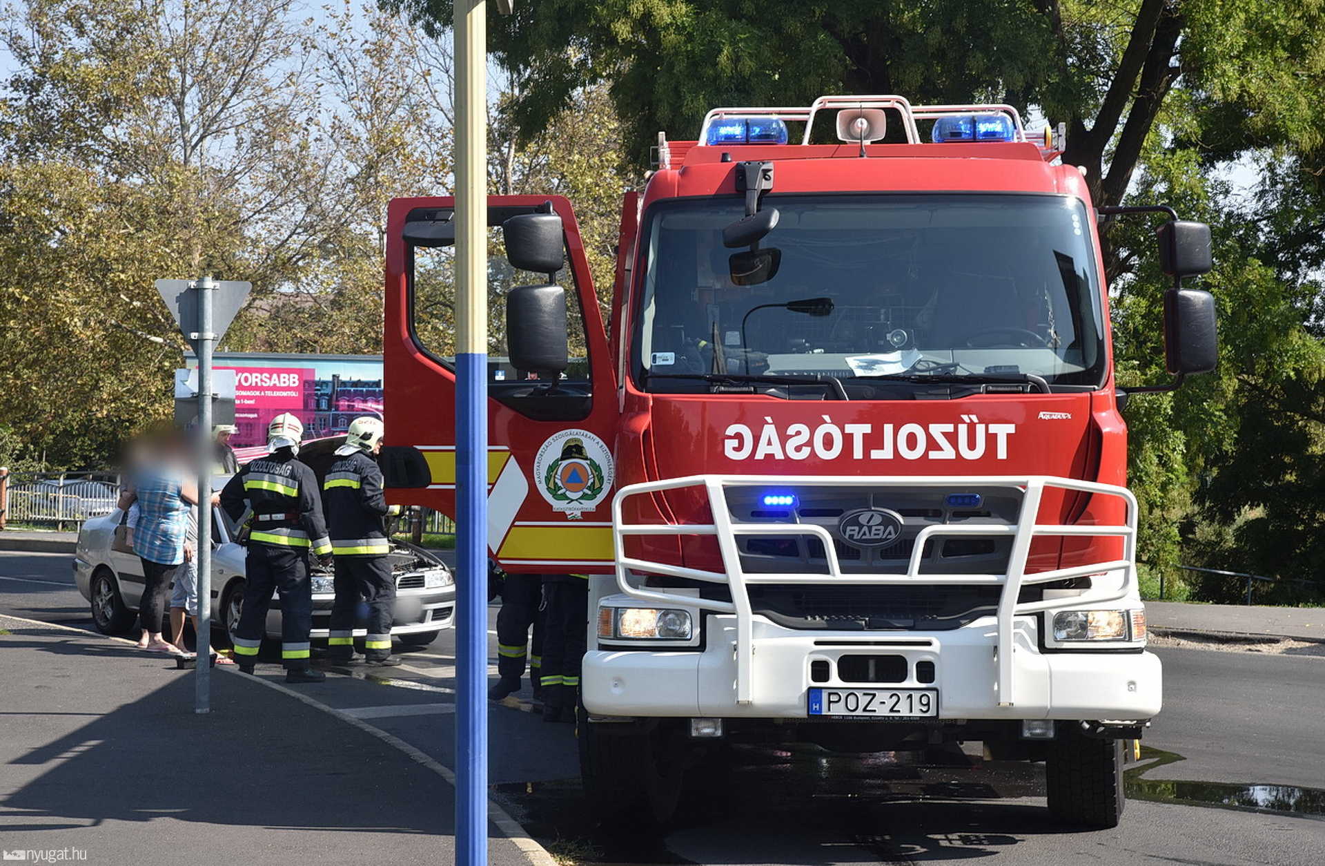 Mitsubishi motortere füstölt a Savaria Egyetemi Központ előtt