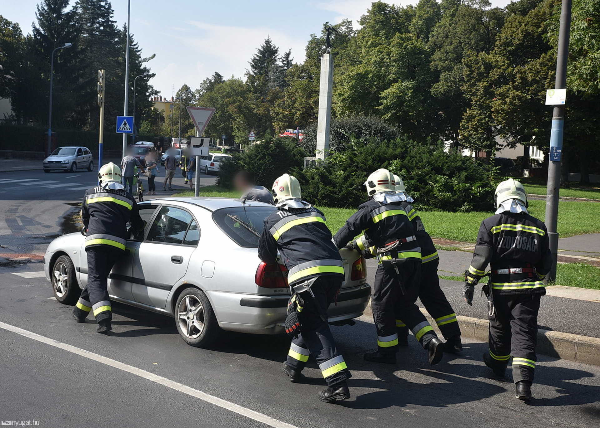 Mitsubishi motortere füstölt a Savaria Egyetemi Központ előtt