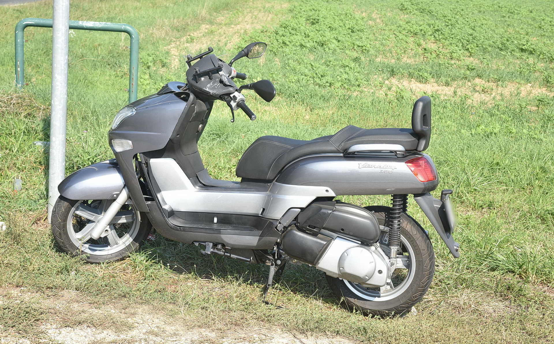 Peugeot hátuljának csúszott egy robogó Nárainál