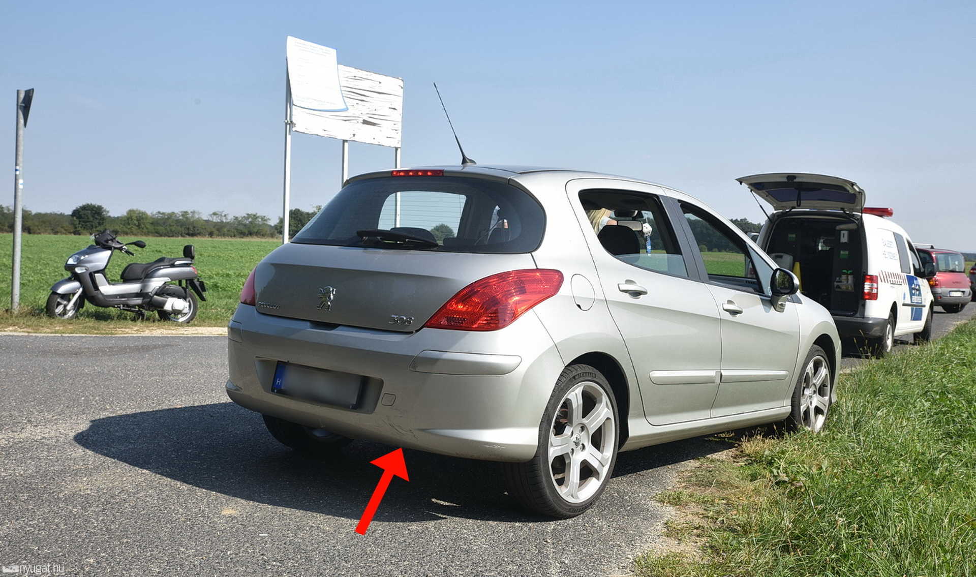 Peugeot hátuljának csúszott egy robogó Nárainál