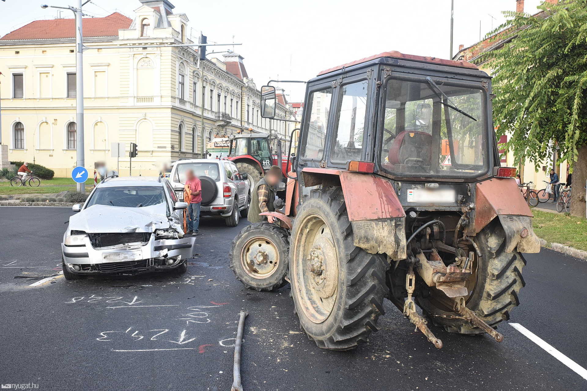 Traktor kanyarodott Volkswagen elé a 8-as főúton