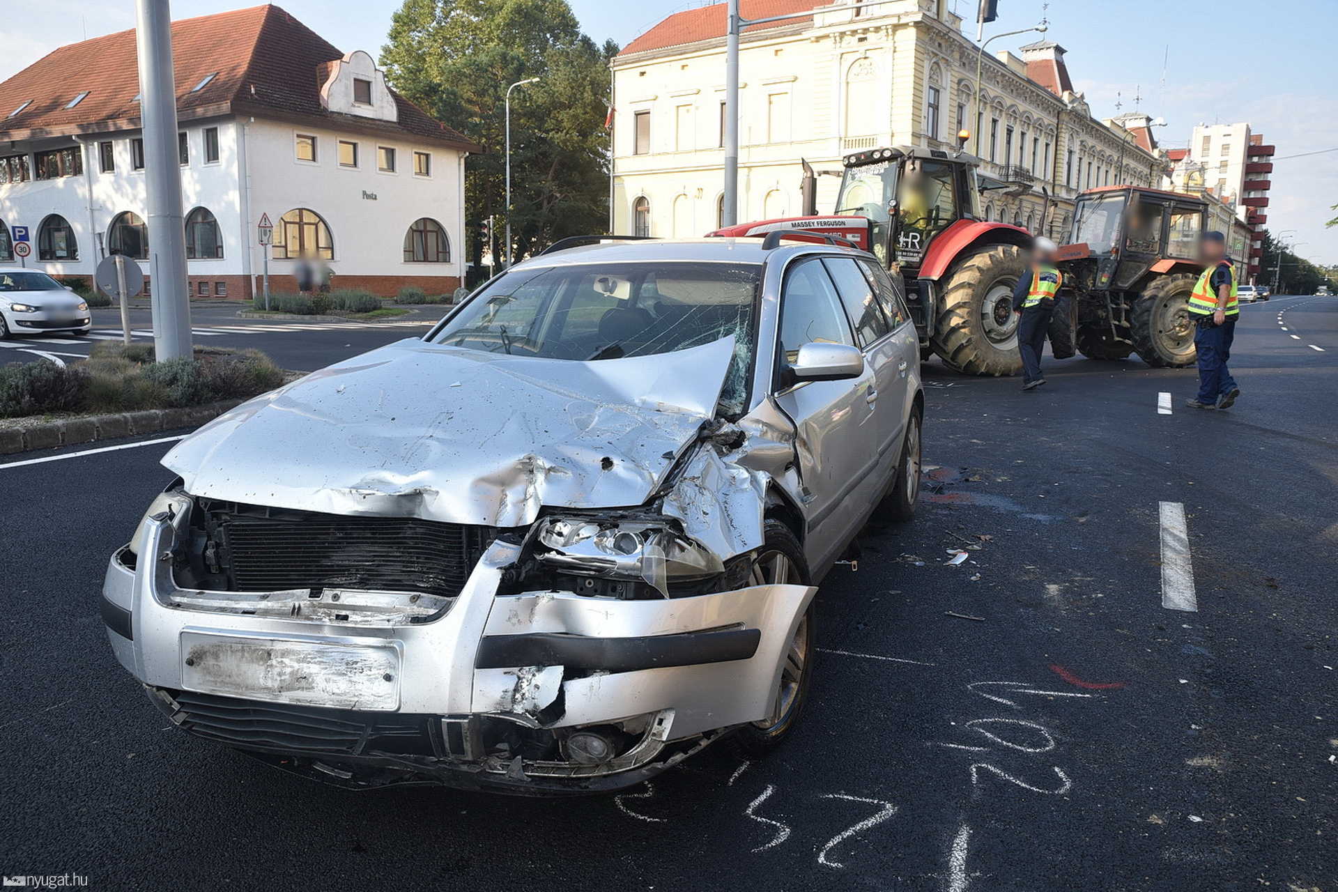Traktor kanyarodott Volkswagen elé a 8-as főúton