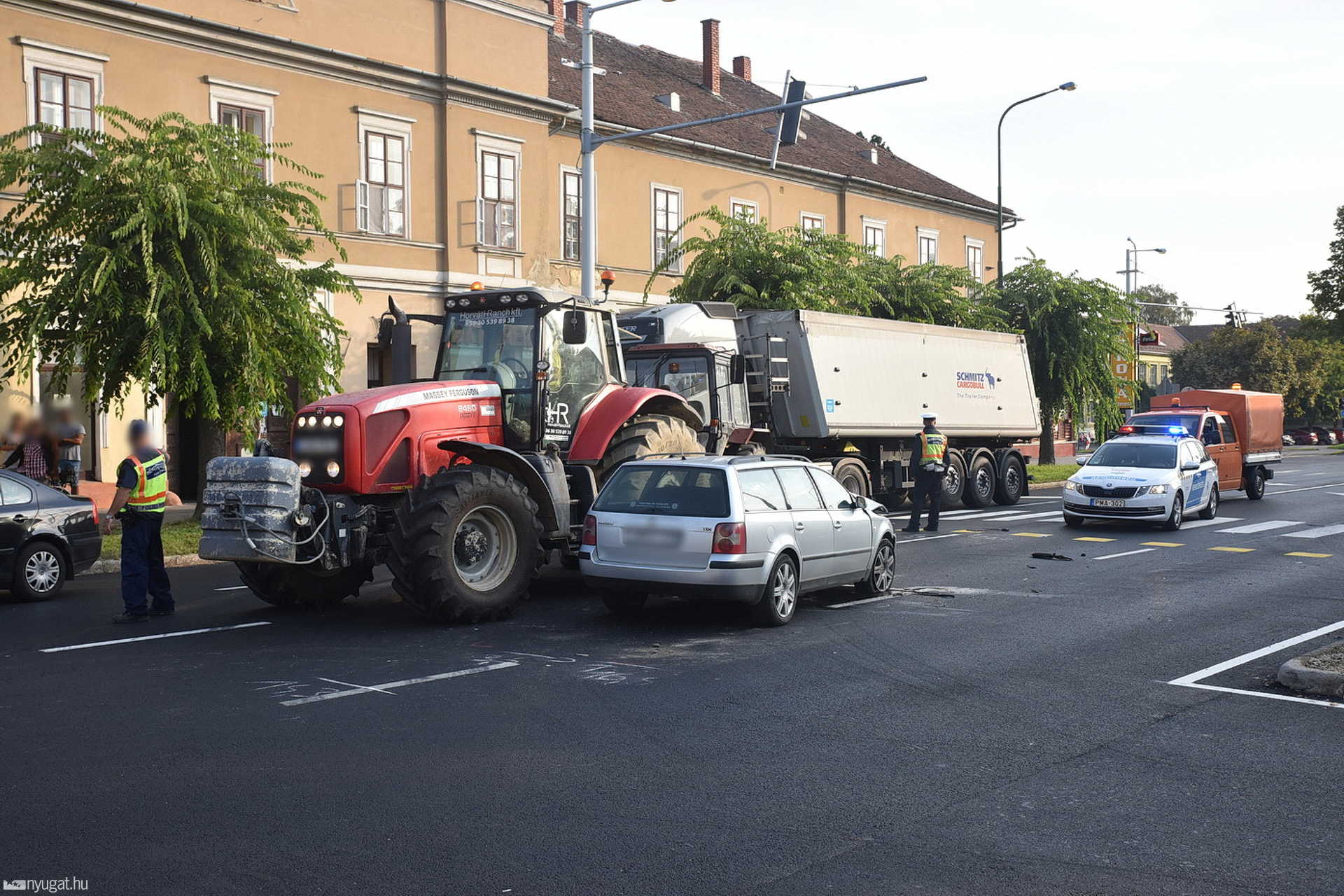 Traktor kanyarodott Volkswagen elé a 8-as főúton