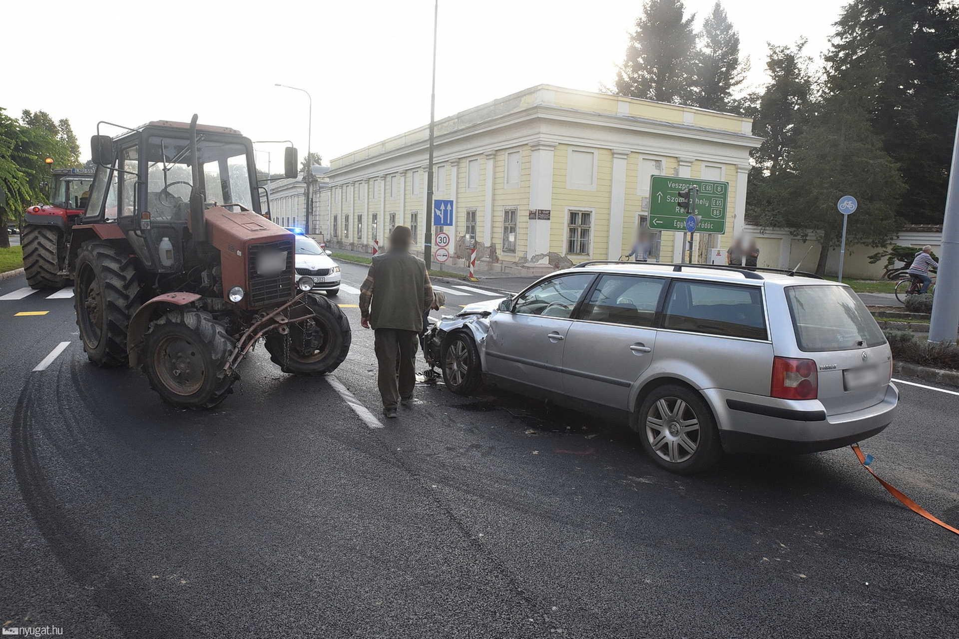 Traktor kanyarodott Volkswagen elé a 8-as főúton