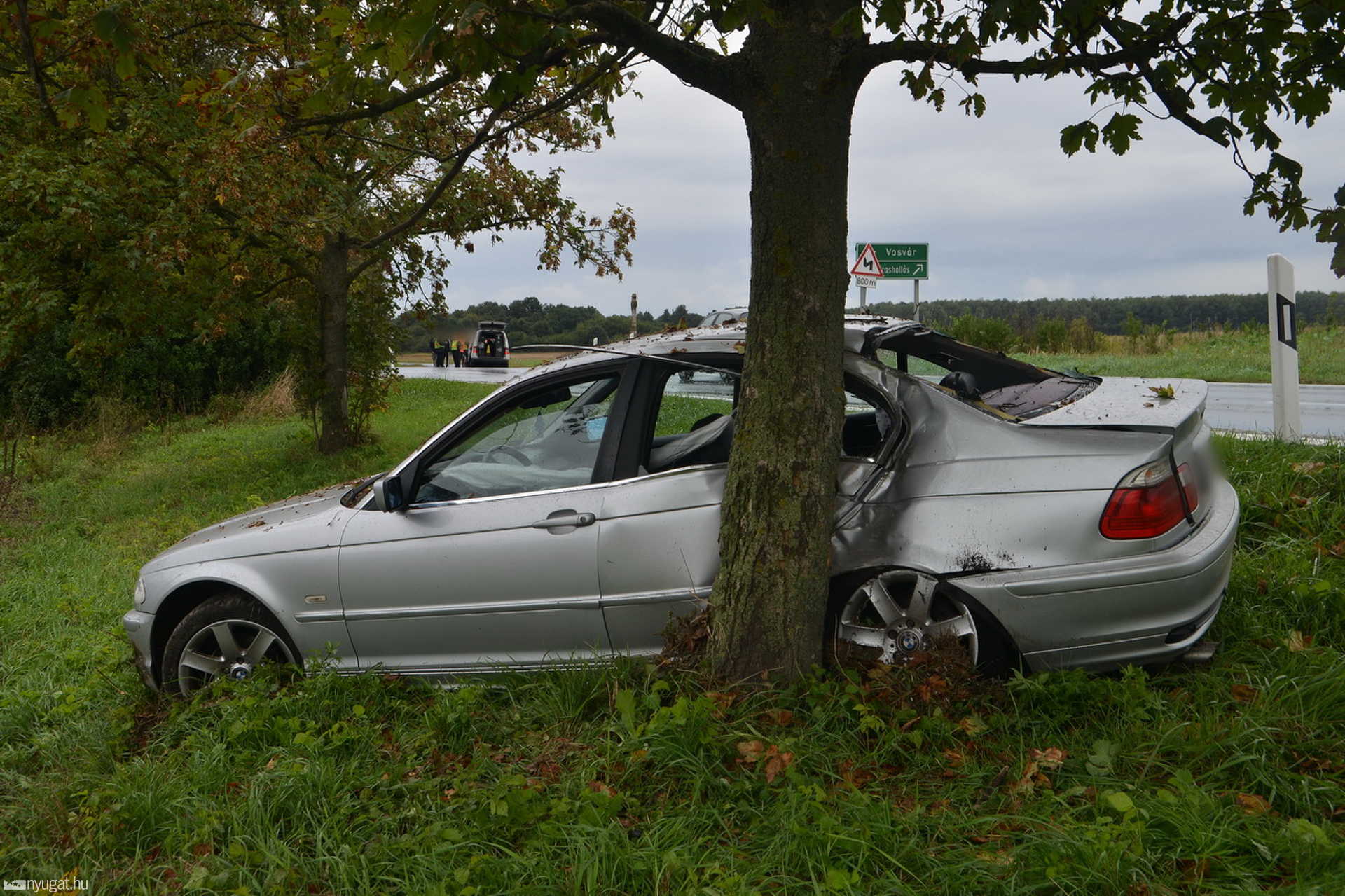 BMW csapódott fának Sorokpolány közelében 