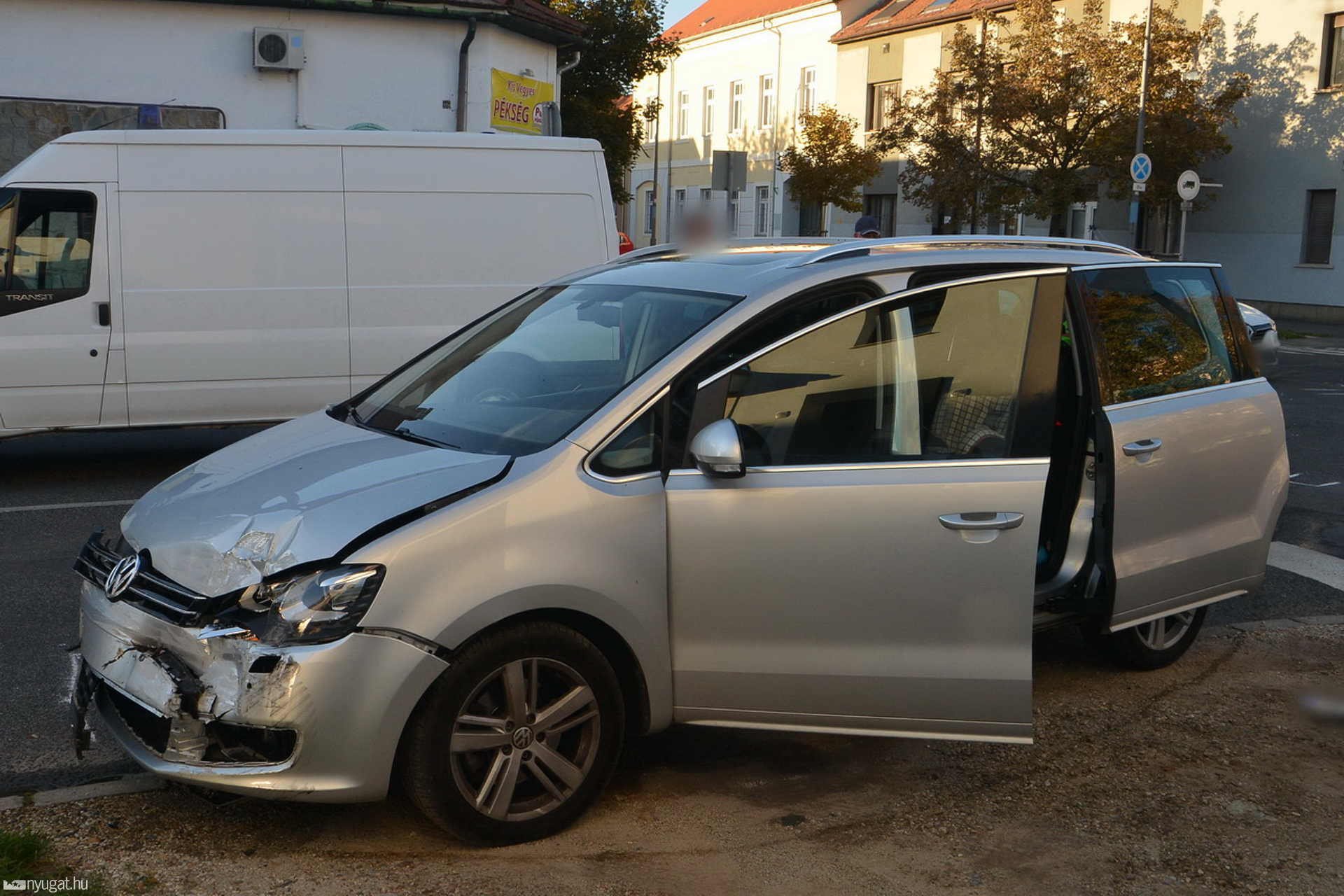 Rabszállító hajtott VW elé Szombathelyen