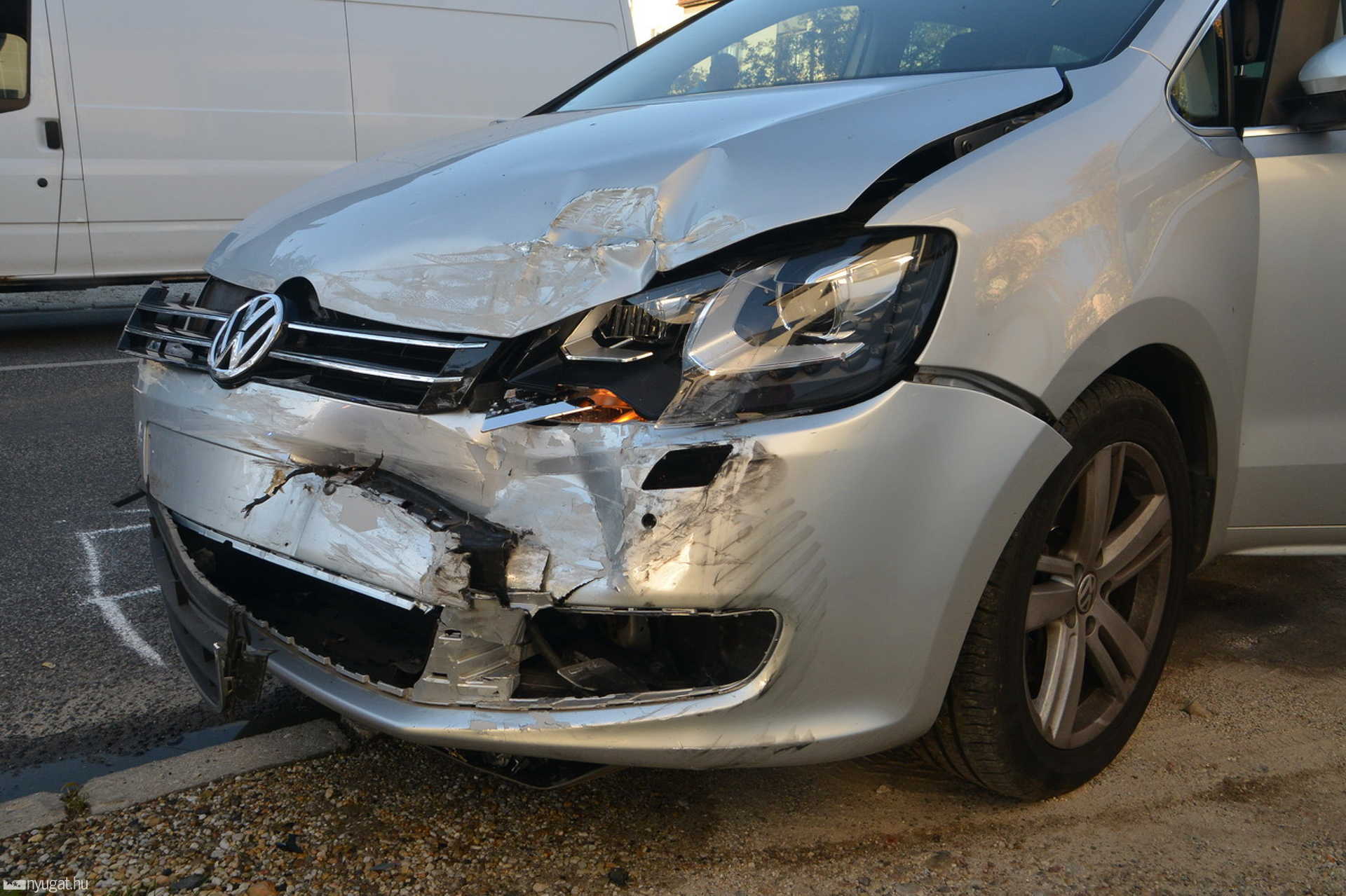 Rabszállító hajtott VW elé Szombathelyen