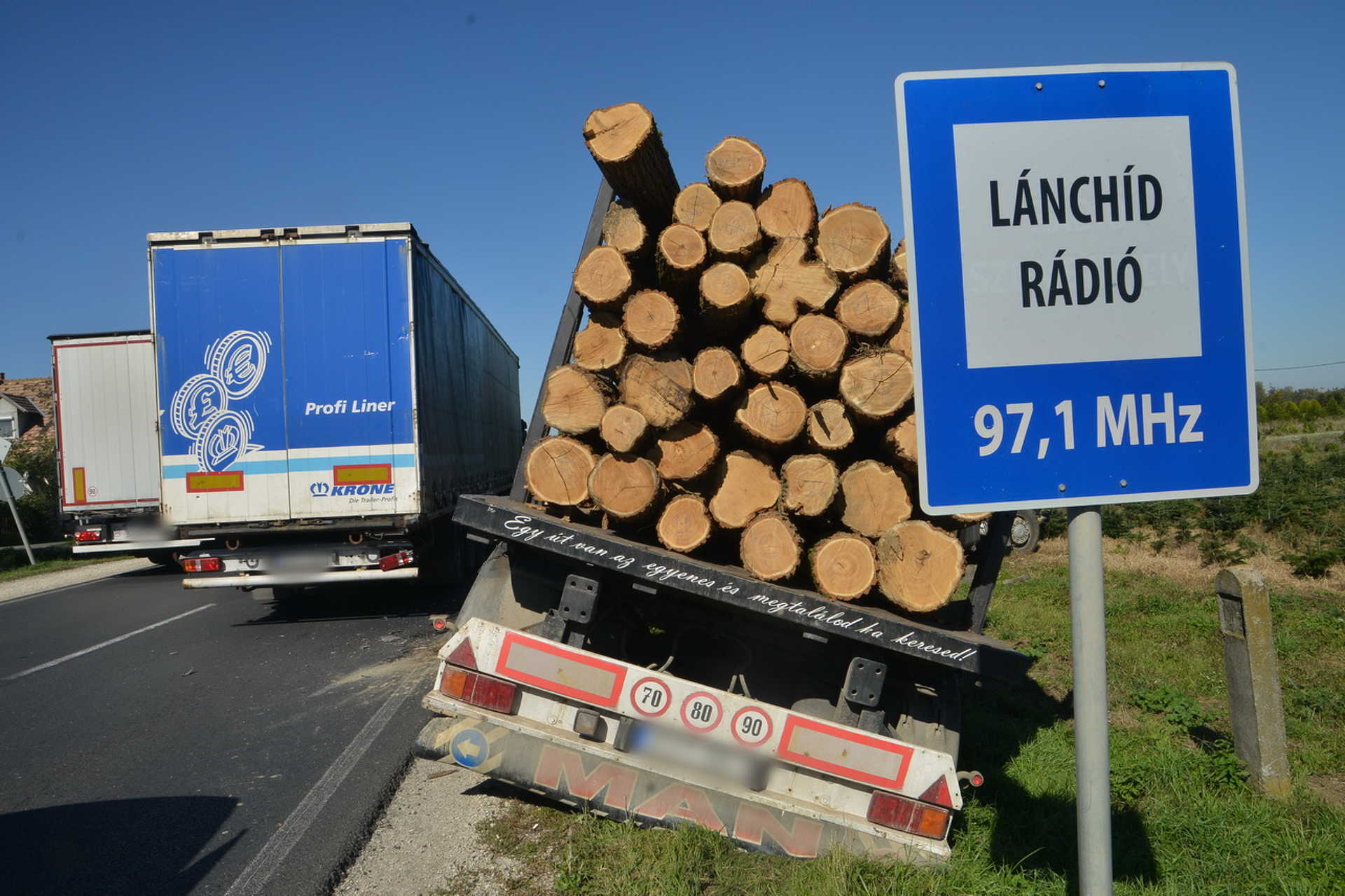 Fát szállító MAN ütközött Iveco kamionnak a 86-os főúton