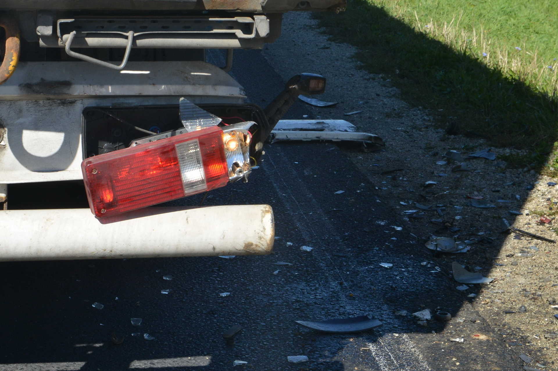 Fát szállító MAN ütközött Iveco kamionnak a 86-os főúton