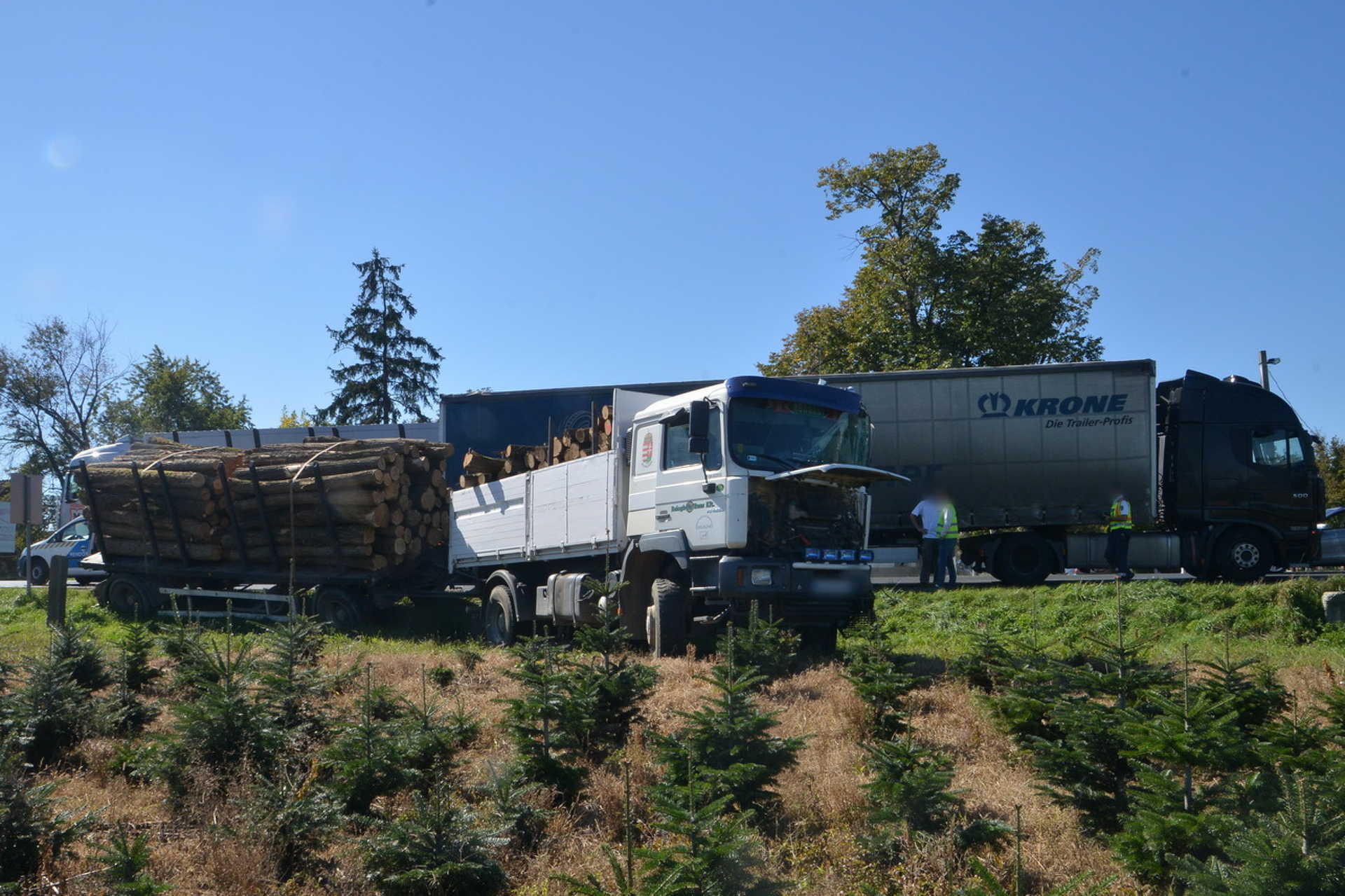 Fát szállító MAN ütközött Iveco kamionnak a 86-os főúton