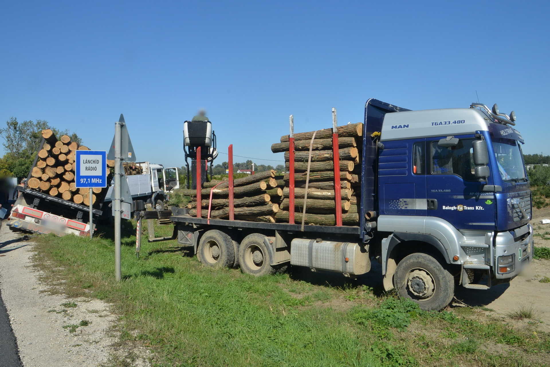 Fát szállító MAN ütközött Iveco kamionnak a 86-os főúton