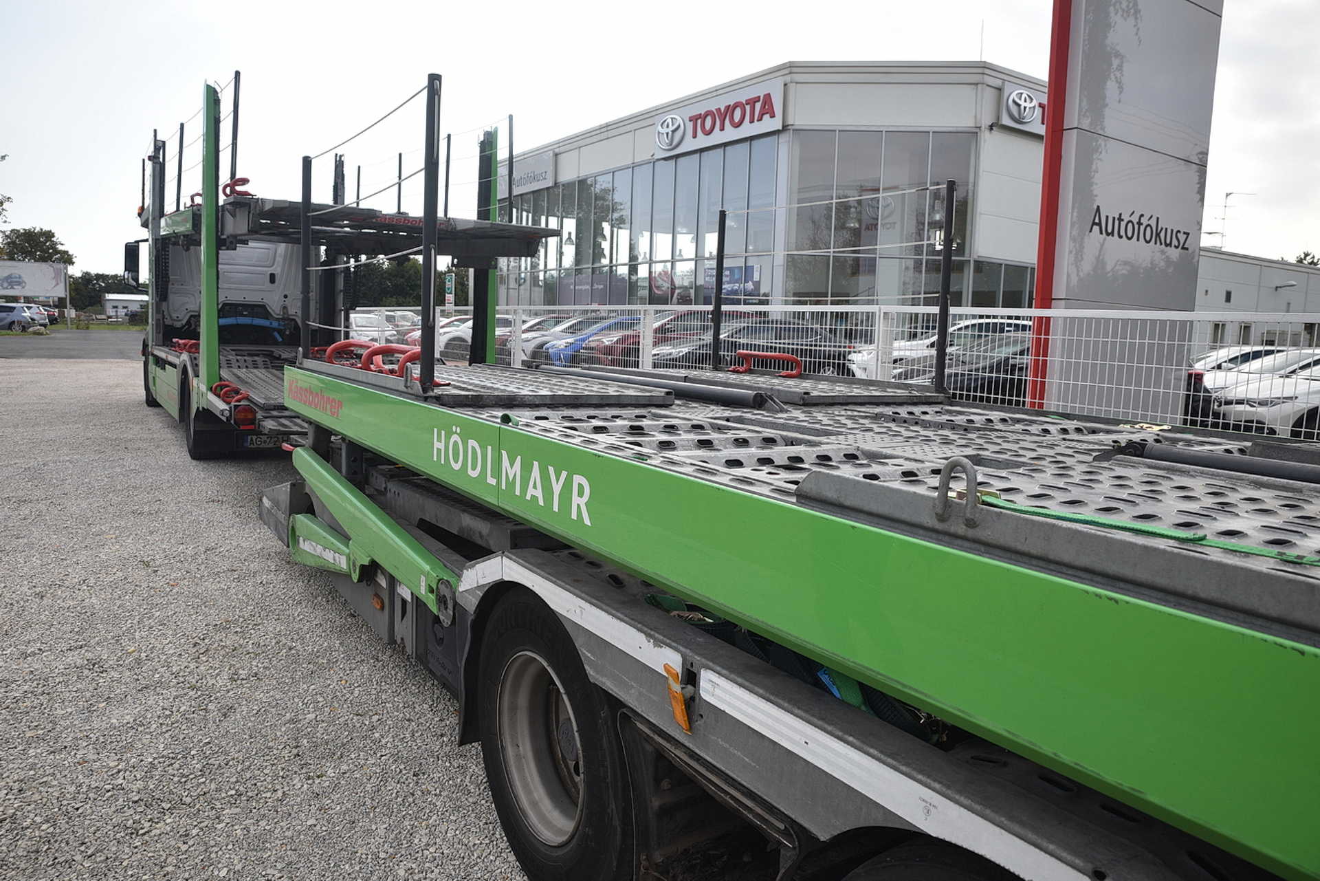 Tréler üres pótkocsijának ütközött egy Ford a 87-esen