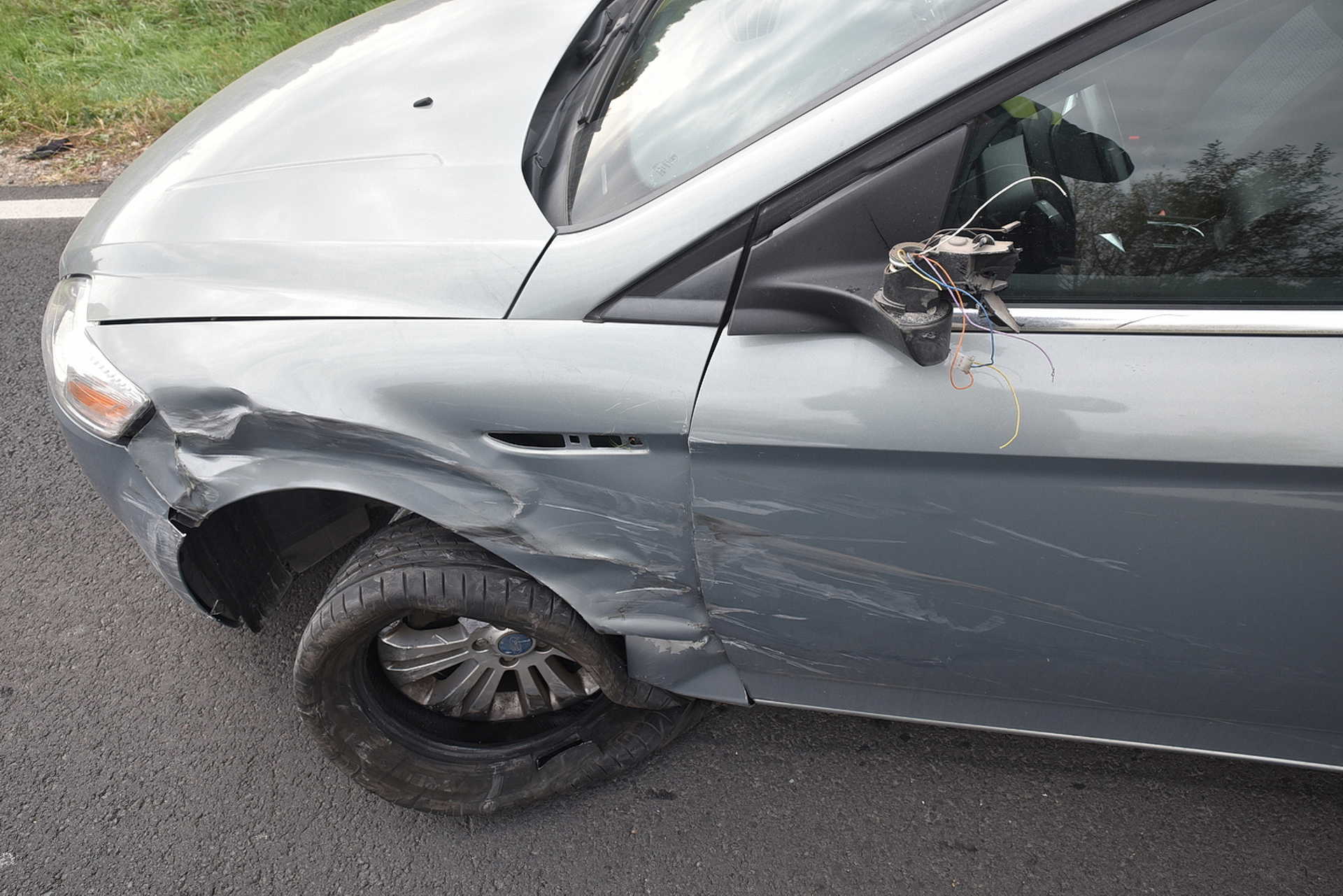 Tréler üres pótkocsijának ütközött egy Ford a 87-esen