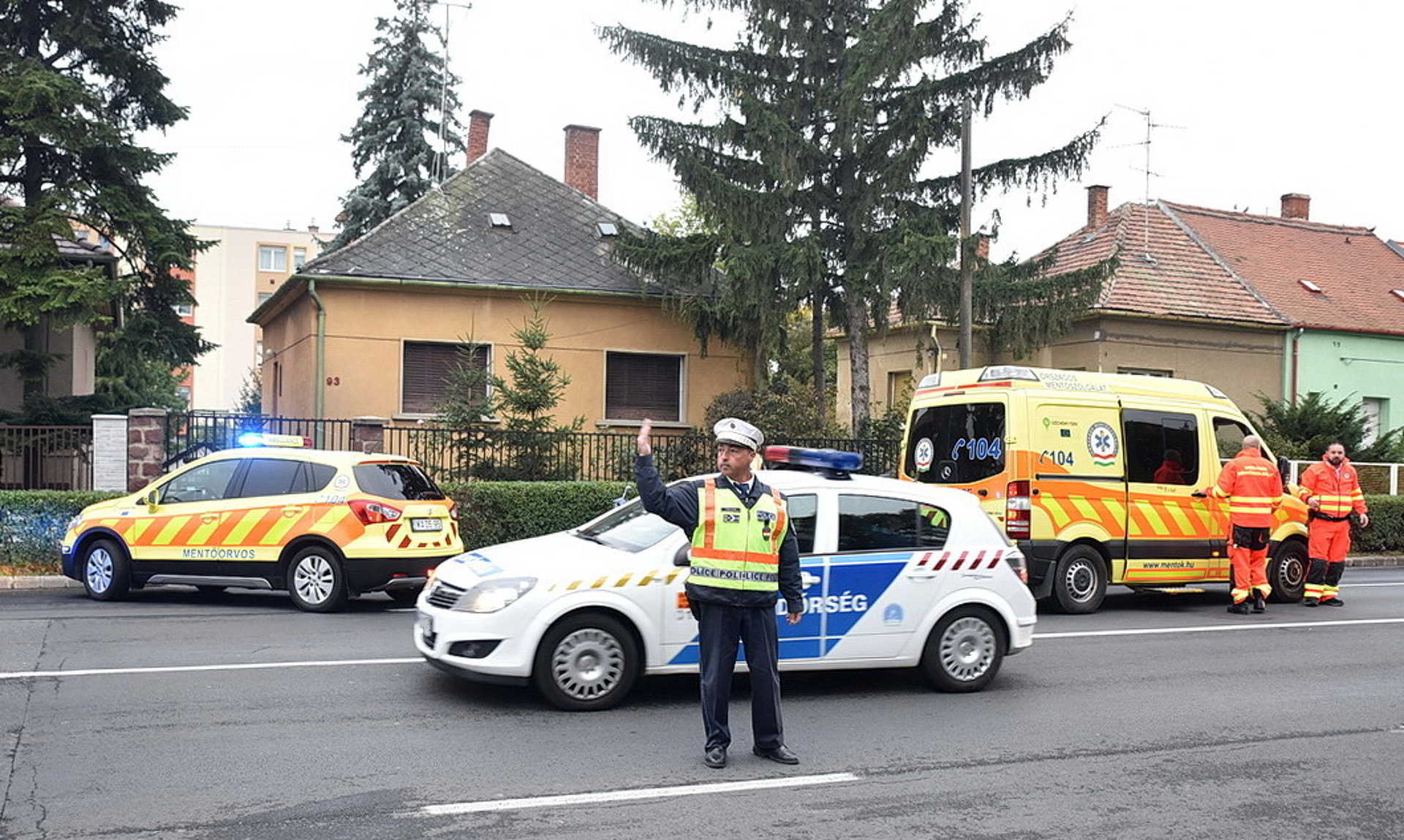 Motor elé hajtott egy autó, megsérült a motoros 
