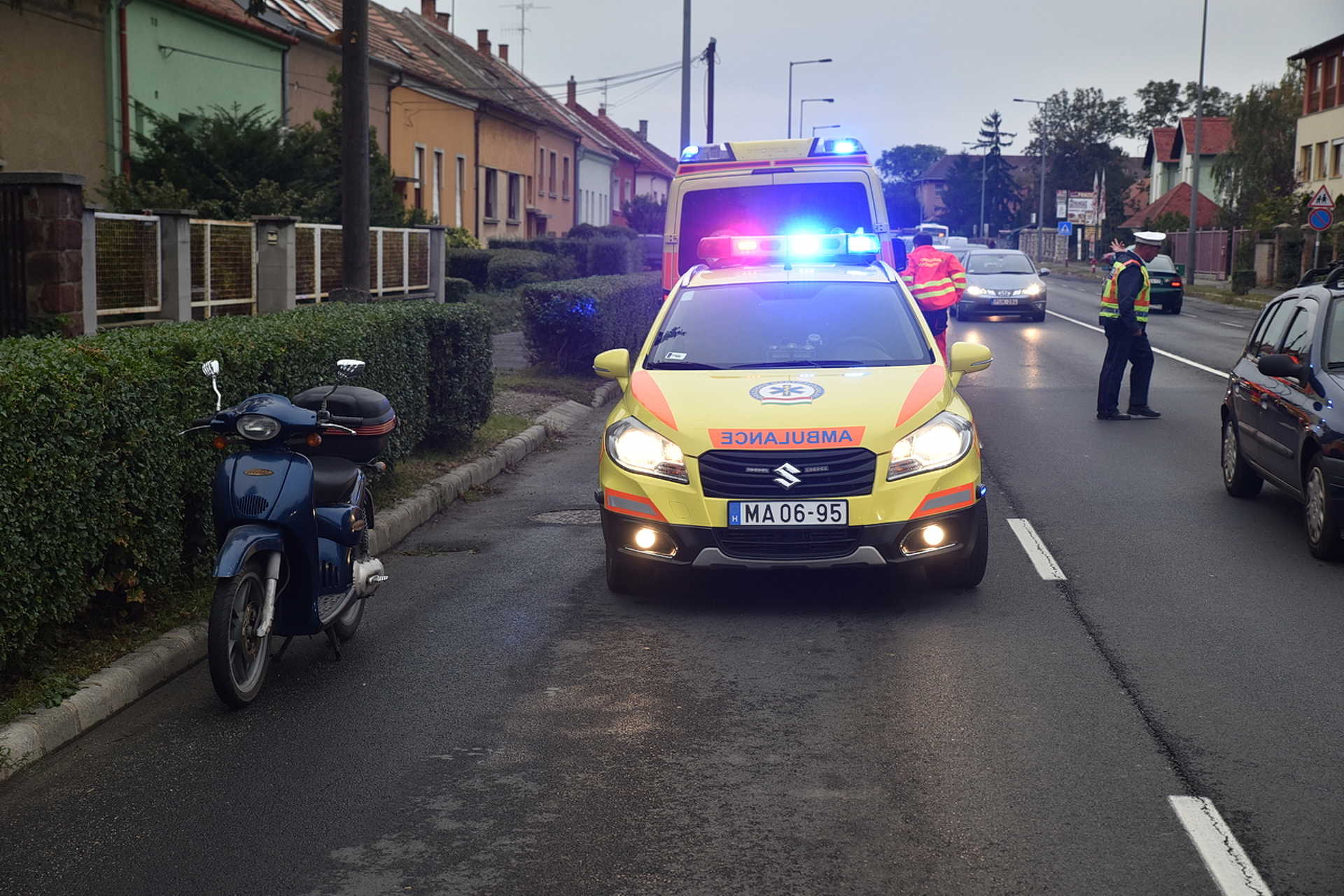 Motor elé hajtott egy autó, megsérült a motoros 