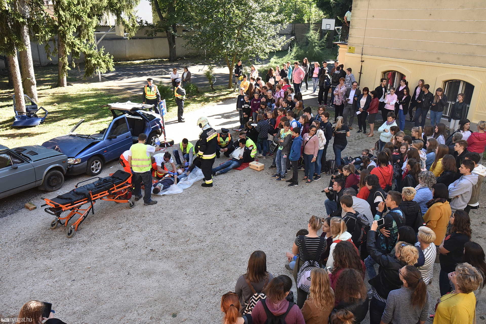Ittas sofőr által okozott baleset mentését szimulálták a PTE-n