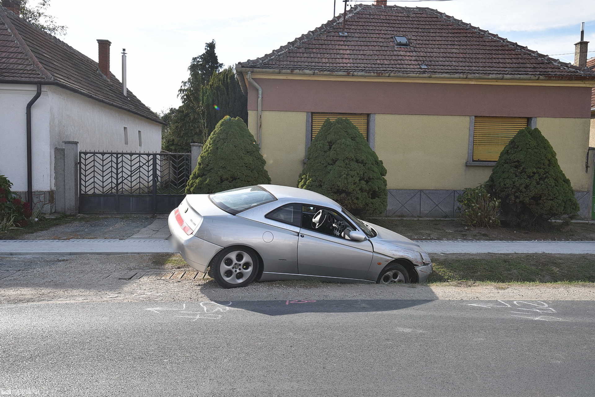 Balesetet okozott és elhagyta a helyszínt az Alfa Romeo vezetője Gencsapátiban