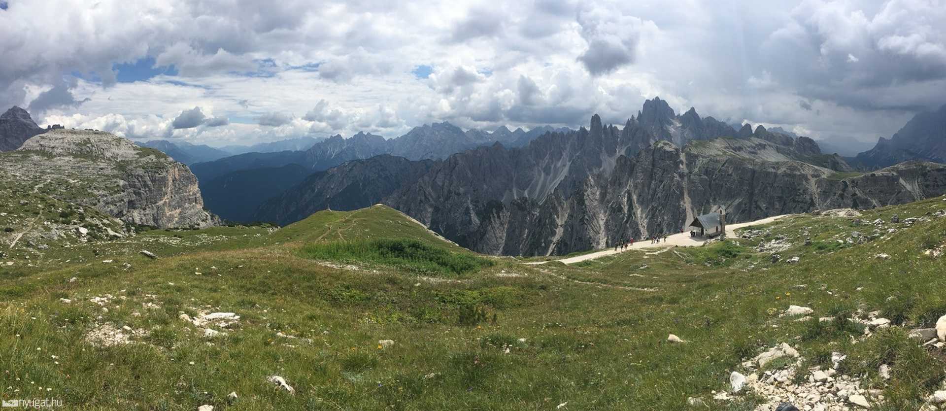 Dolomitok - fentről kápolna