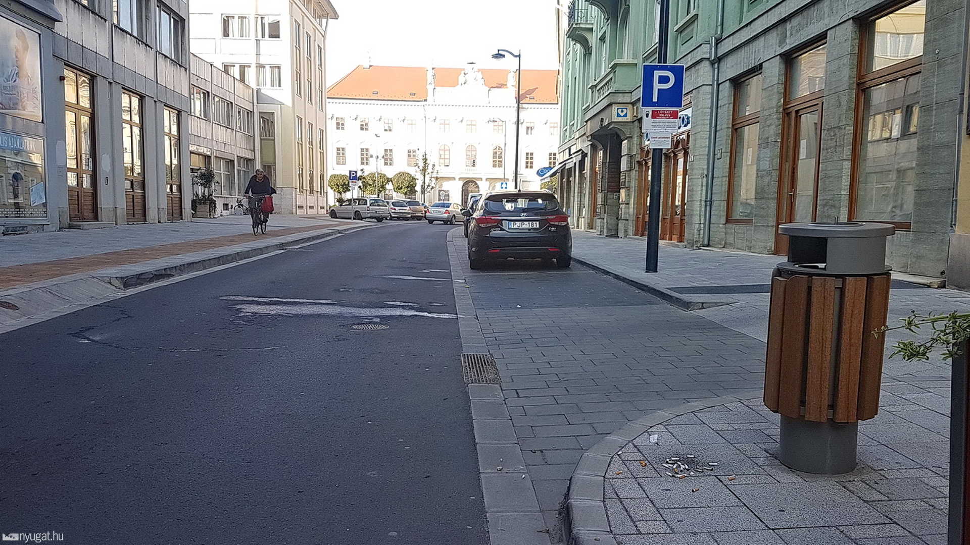 Cigarettacsikkek az utcai szemétgyűjtők mellett