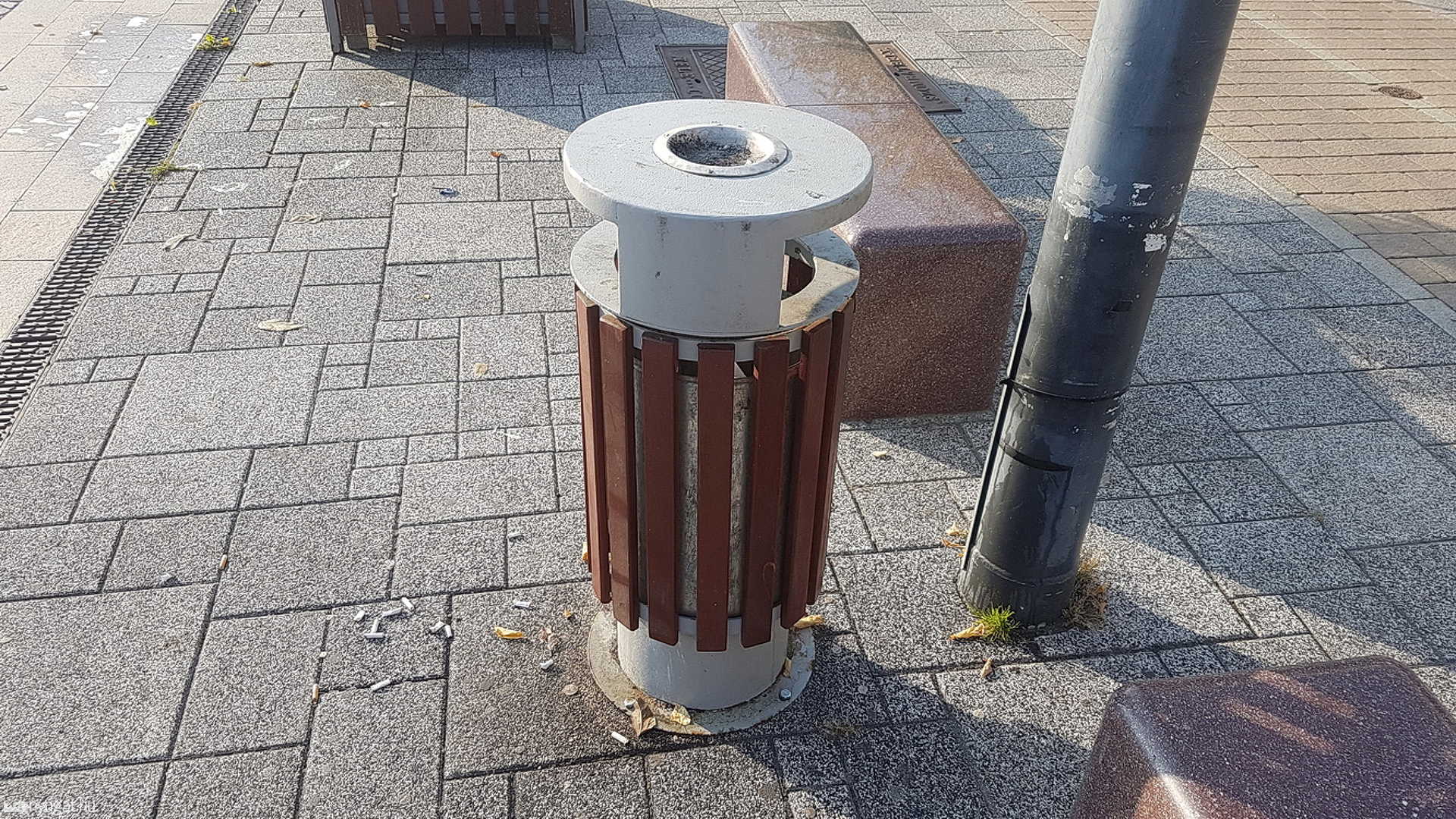 Cigarettacsikkek az utcai szemétgyűjtők mellett
