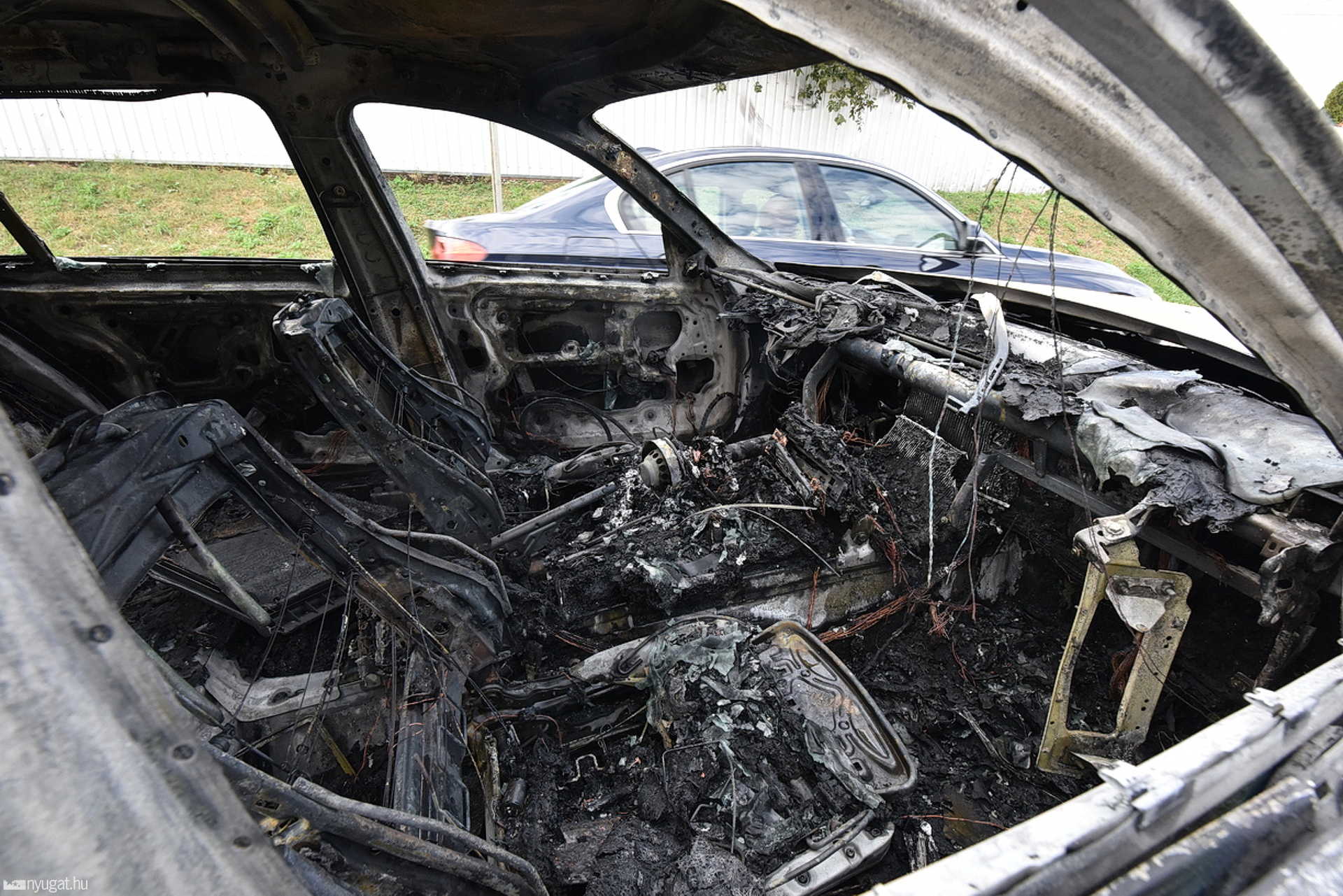 Elindult és Suzukinak ütközött egy lángoló BMW Szombathelyen itt