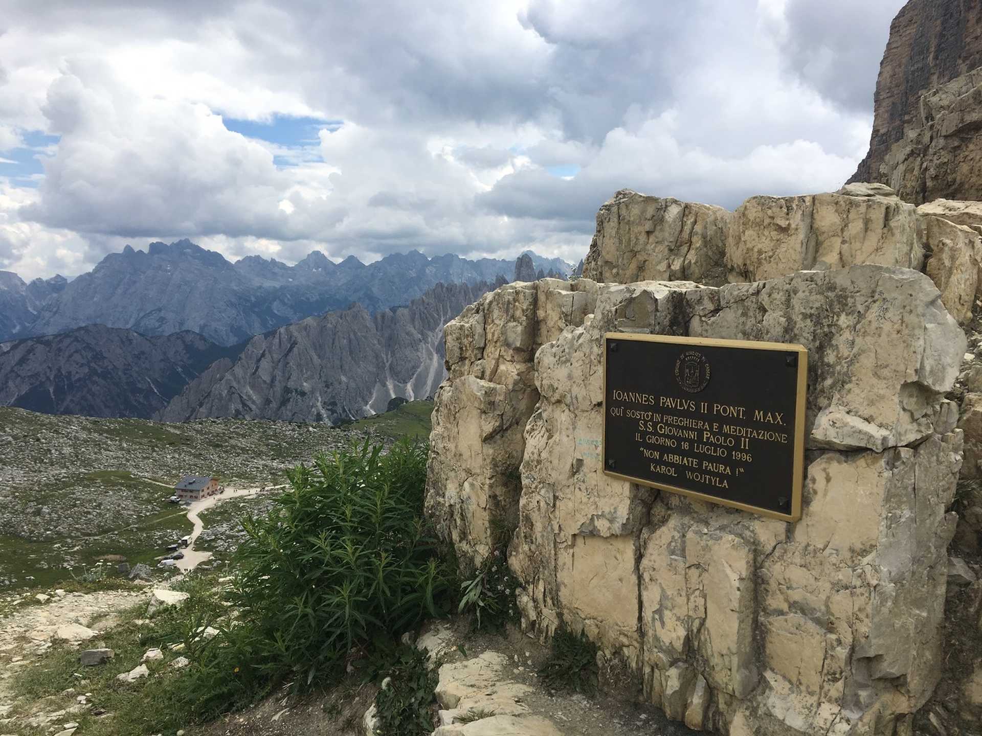 II. János Pál pápa meditáló helye a Dolomitokban.