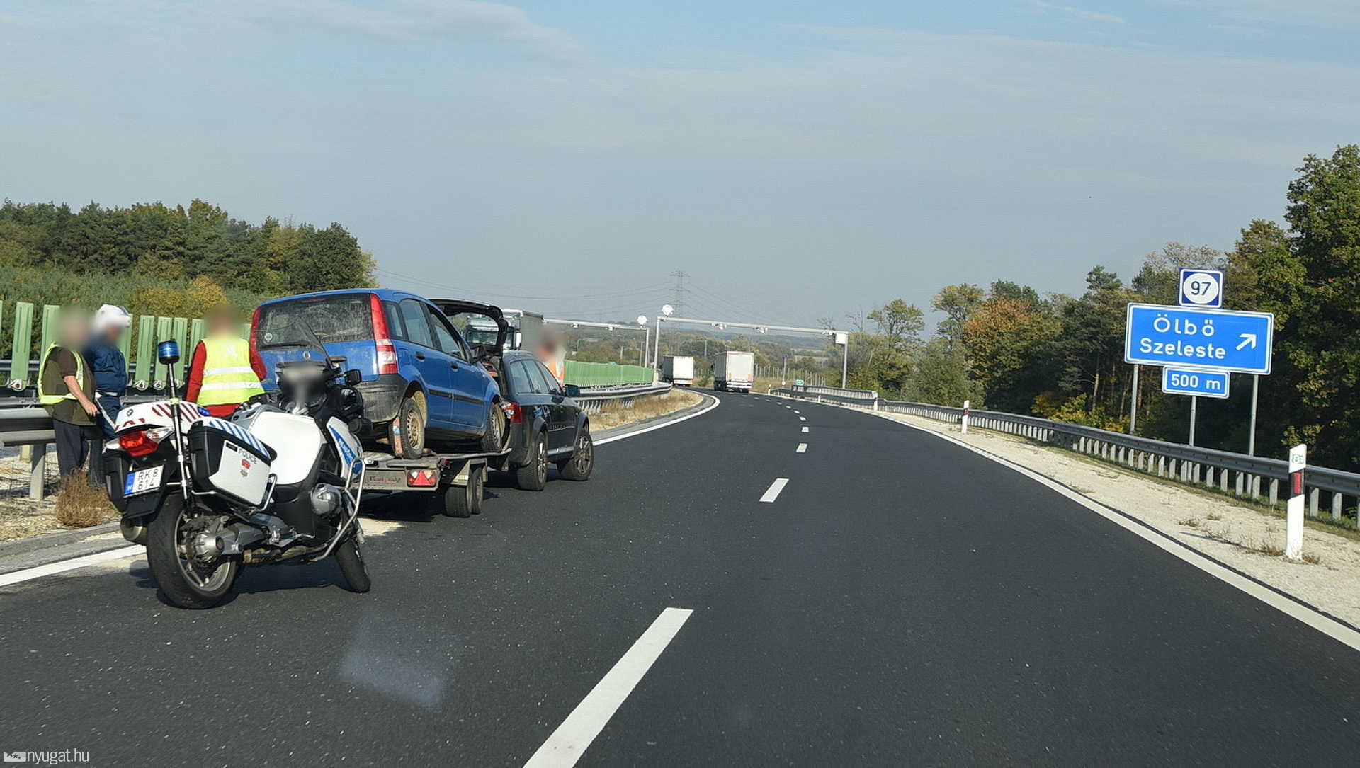 Táblát döntött, majd szalagkorlátnak hajtott egy Fiat az M86-oson