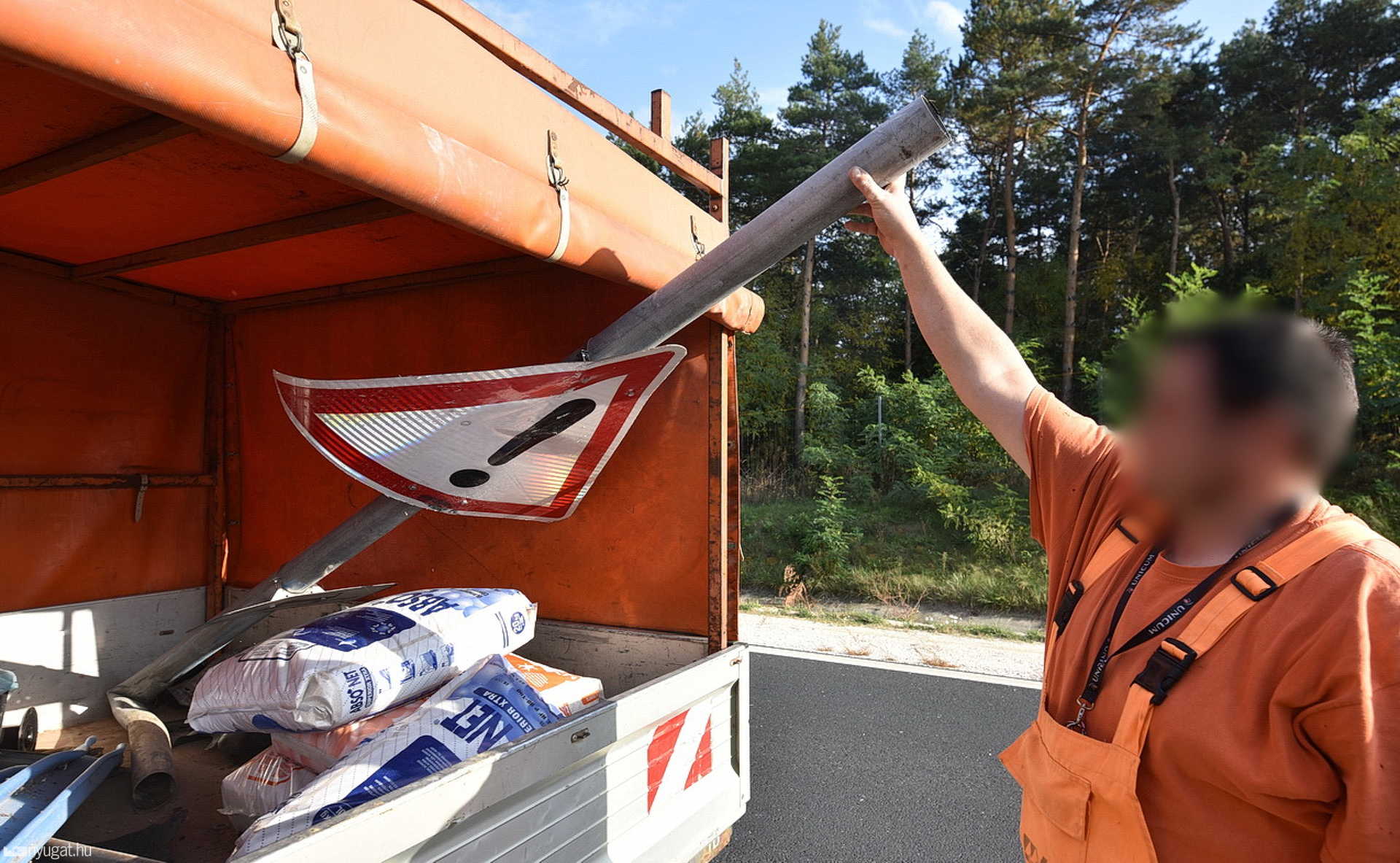 Táblát döntött, majd szalagkorlátnak hajtott egy Fiat az M86-oson