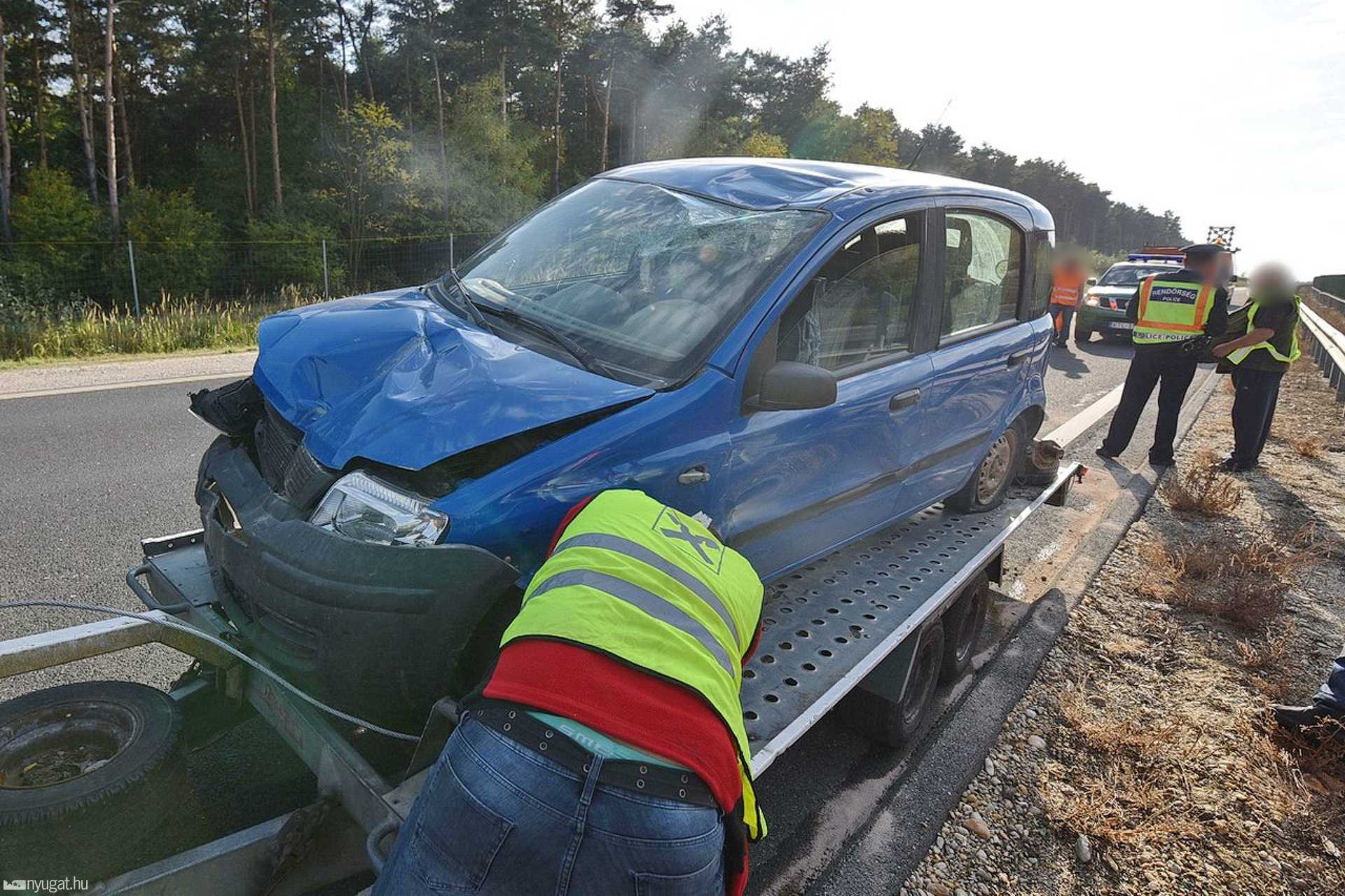 Táblát döntött, majd szalagkorlátnak hajtott egy Fiat az M86-oson