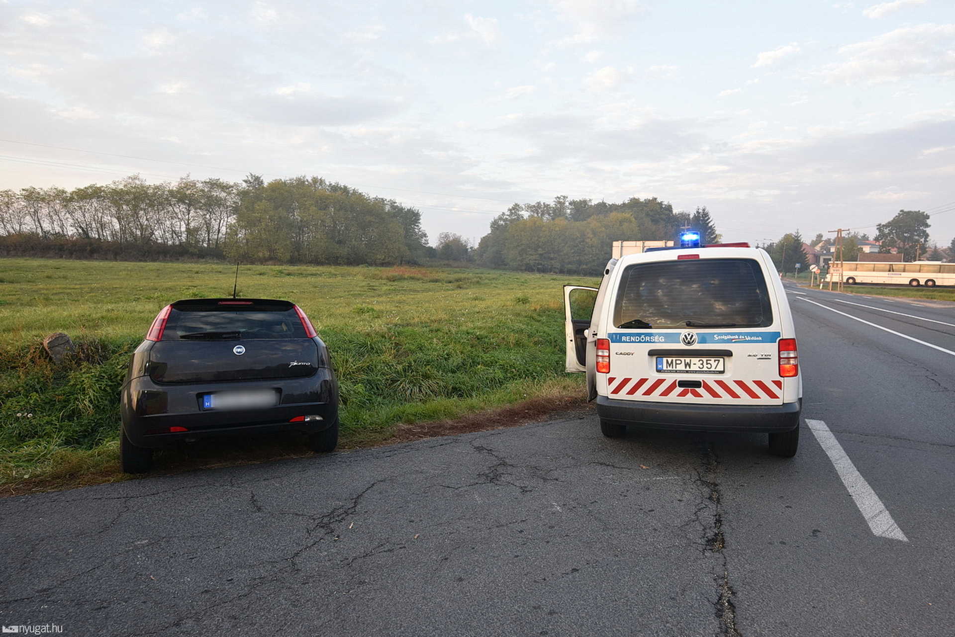 Árokfalnak ütközött egy Fiat, ketten megsérültek Vátnál