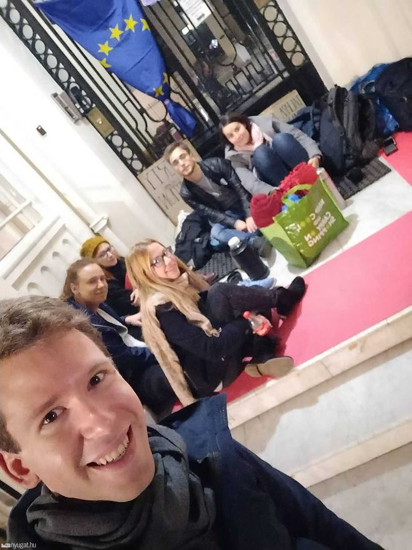 Magyar fiatalok tüntetnek a londoni magyar követség előtt