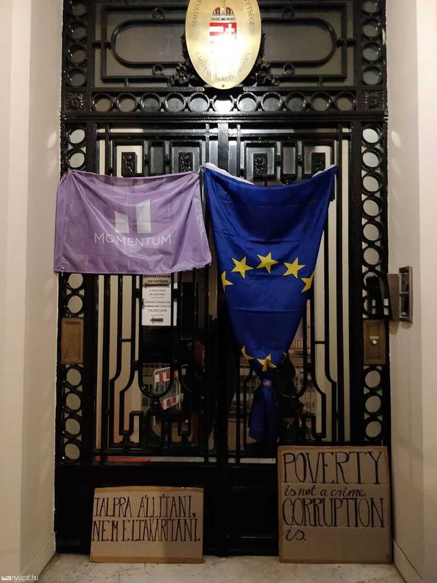 Magyar fiatalok tüntetnek a londoni magyar követség előtt