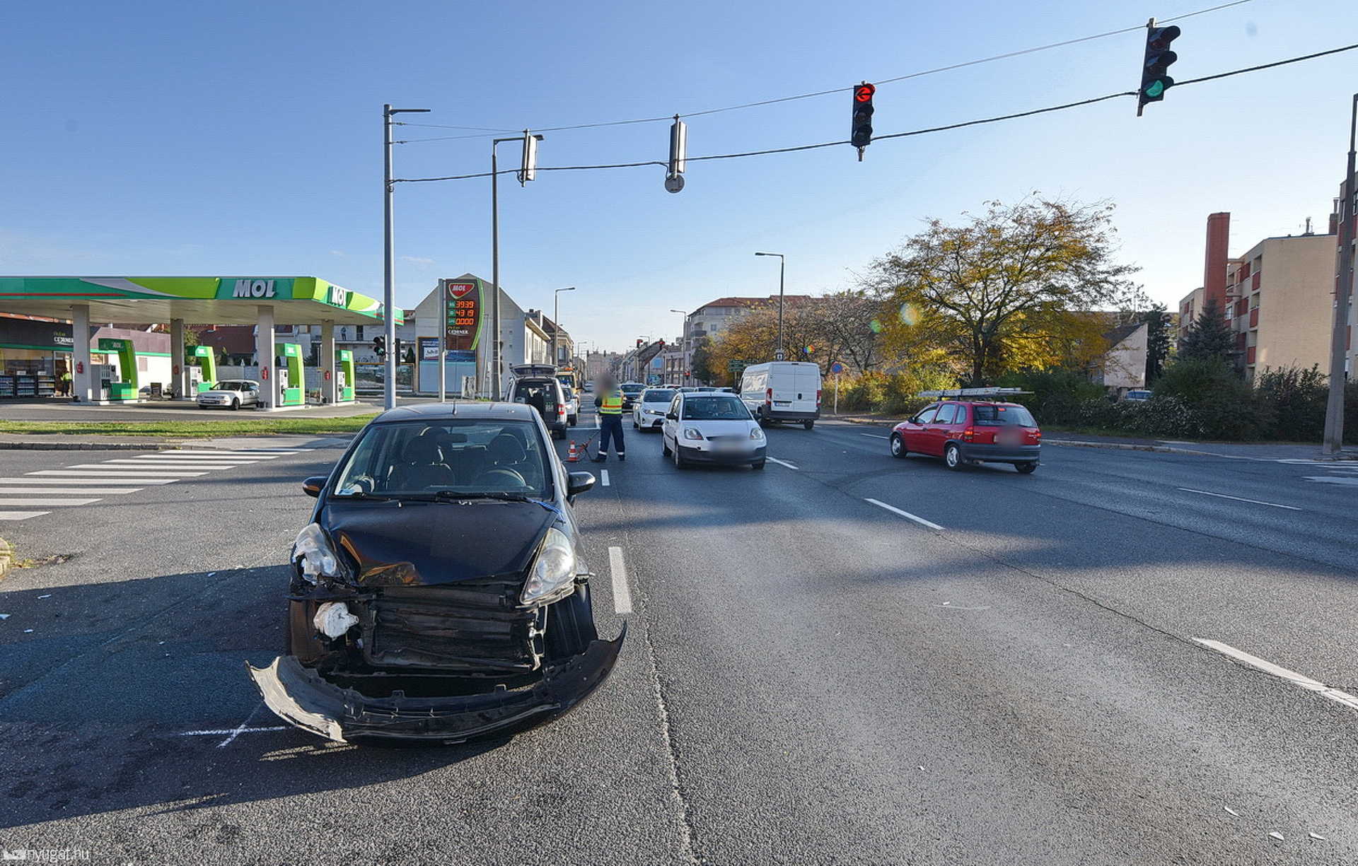 Piroson áthajtó Nissan ütközött Hondával Szombathelyen