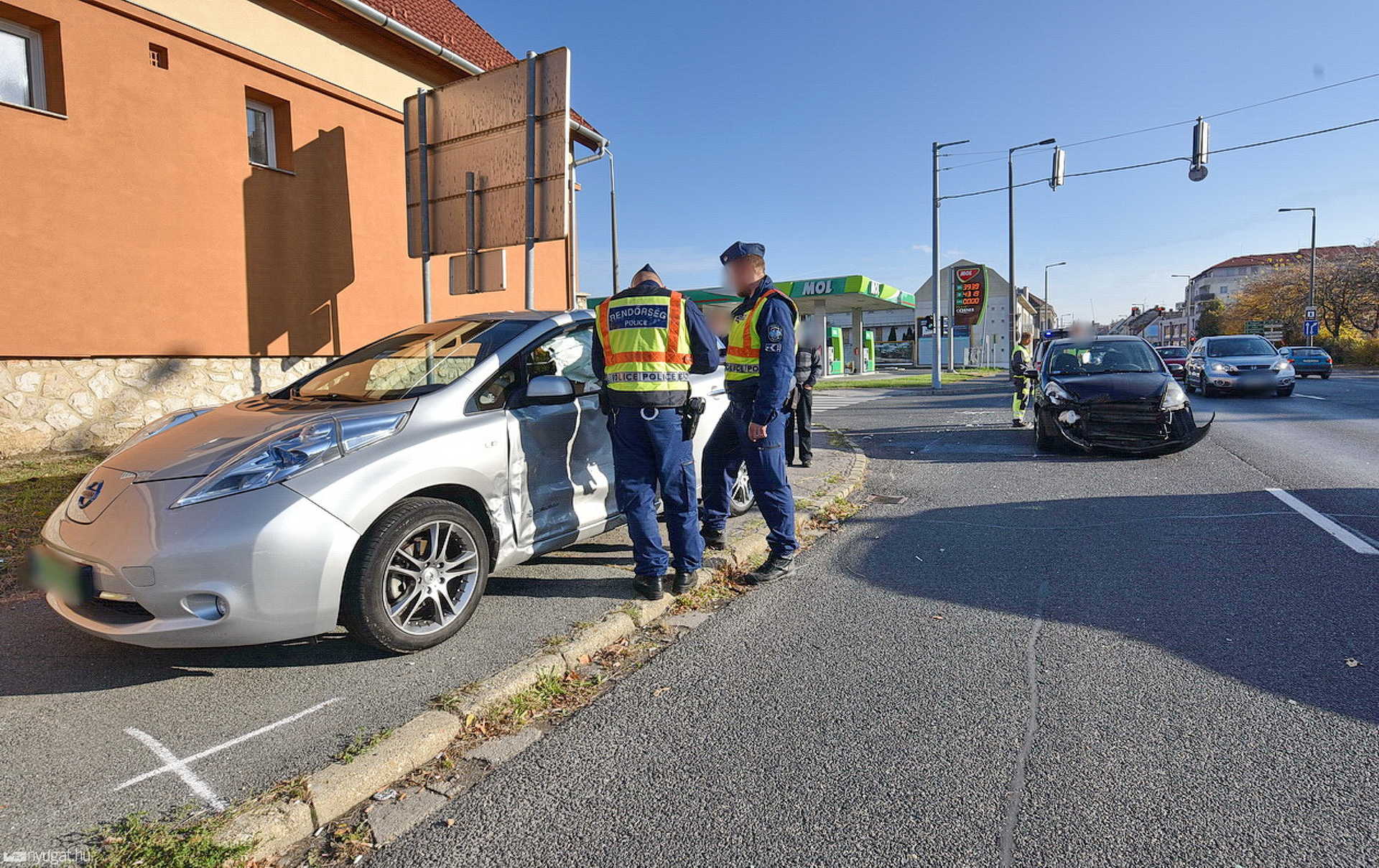 Piroson áthajtó Nissan ütközött Hondával Szombathelyen