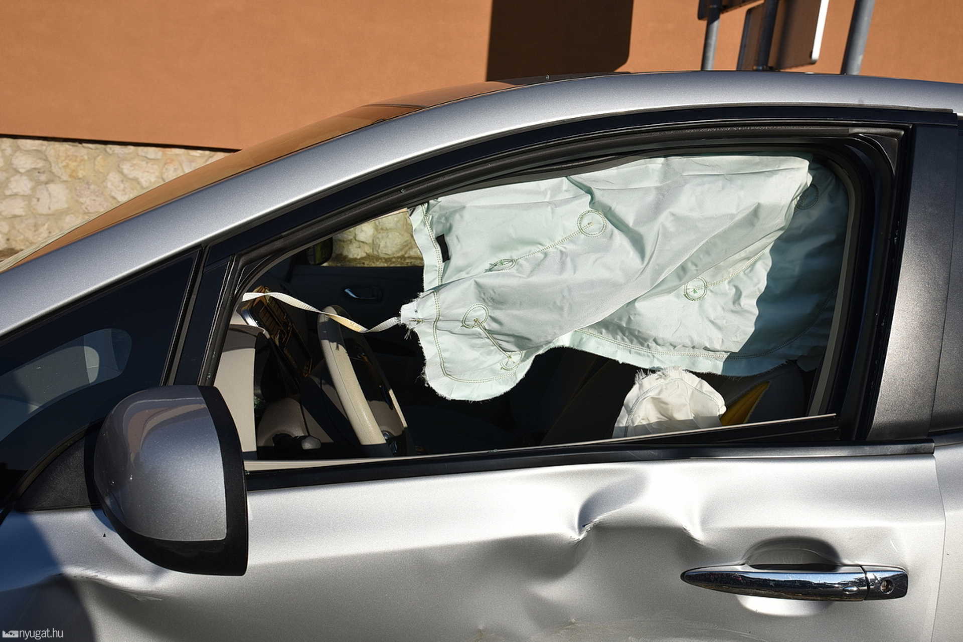 Piroson áthajtó Nissan ütközött Hondával Szombathelyen