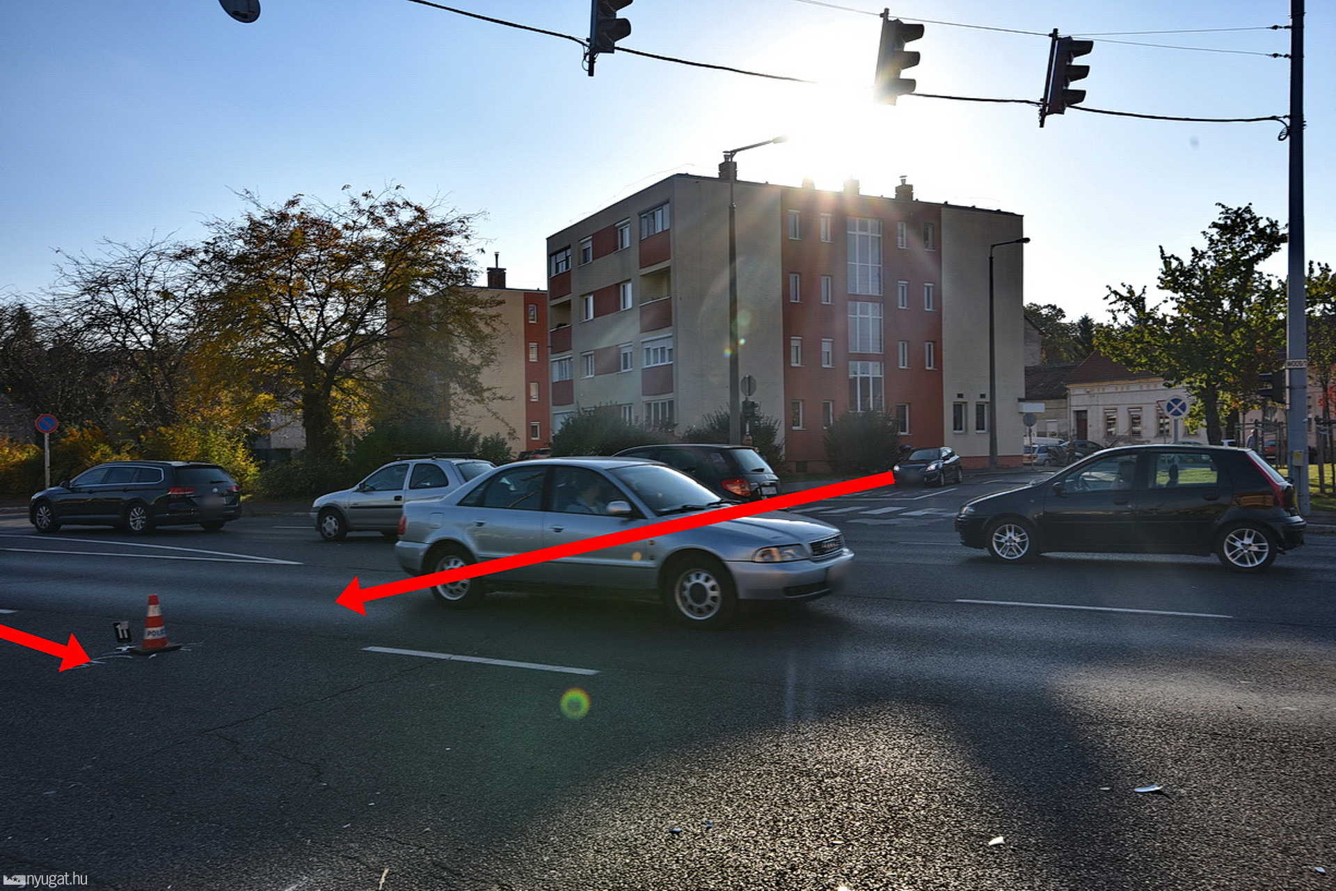 Piroson áthajtó Nissan ütközött Hondával Szombathelyen