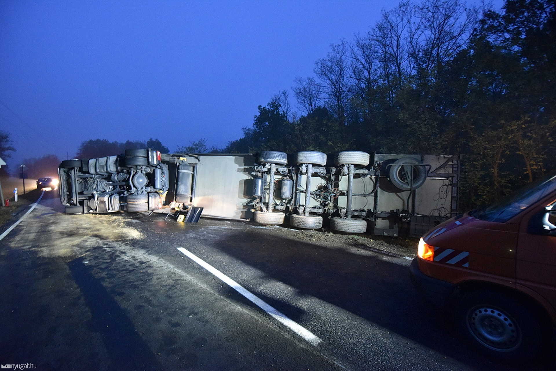 Kamion borult fel a 84-es főúton