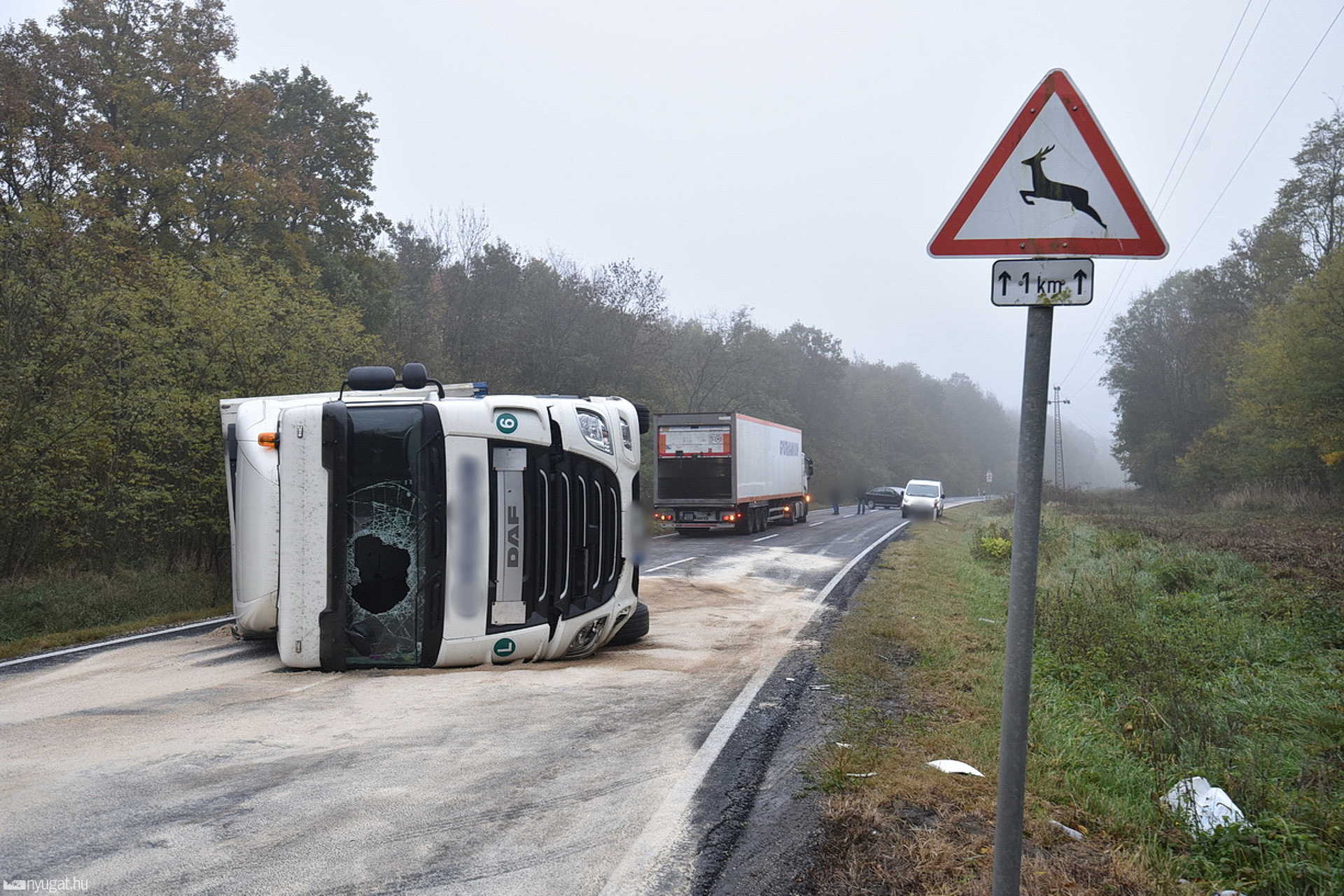 Kamion borult fel a 84-es főúton