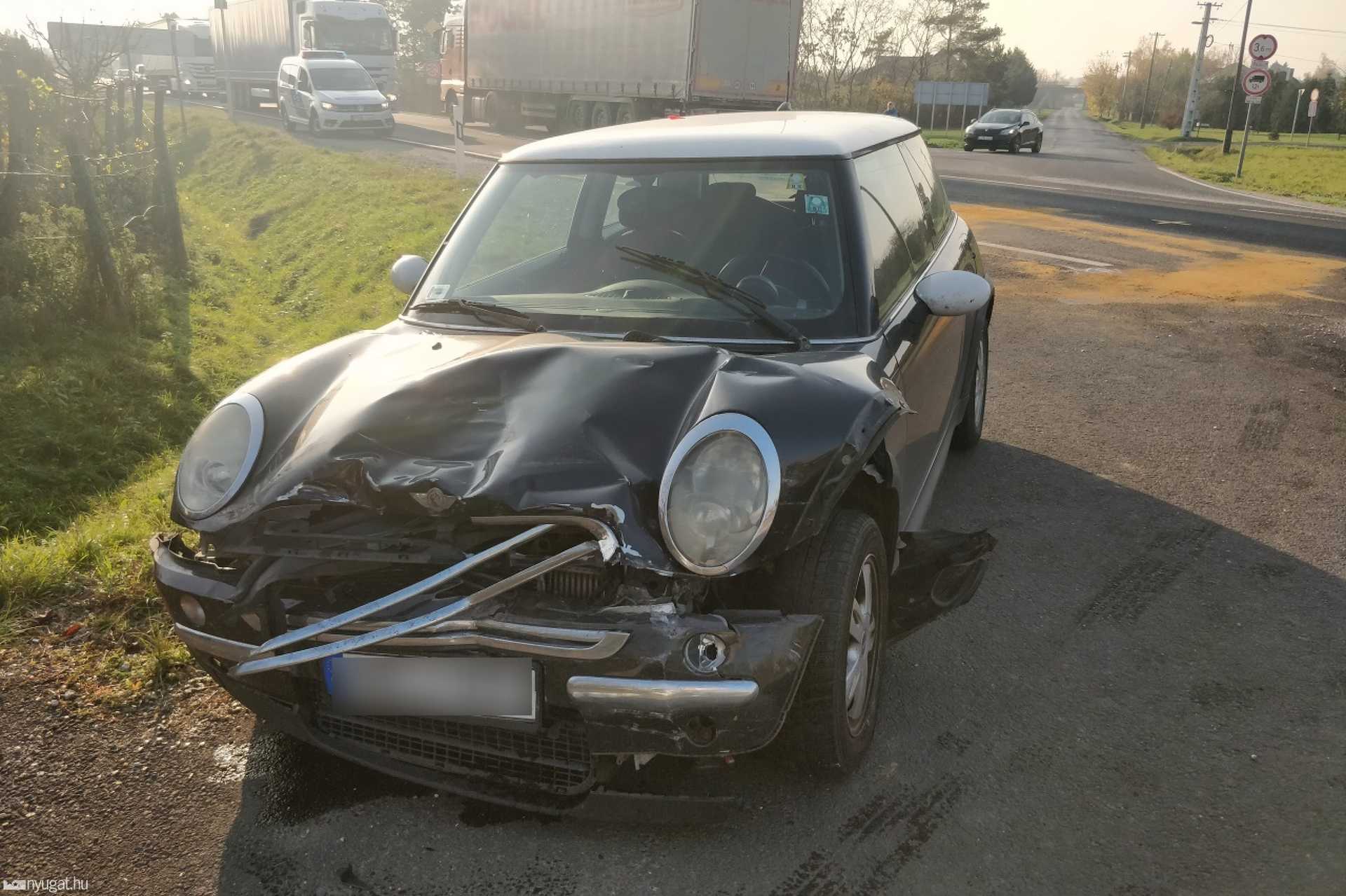 Három autó ütközött a 86-os úton