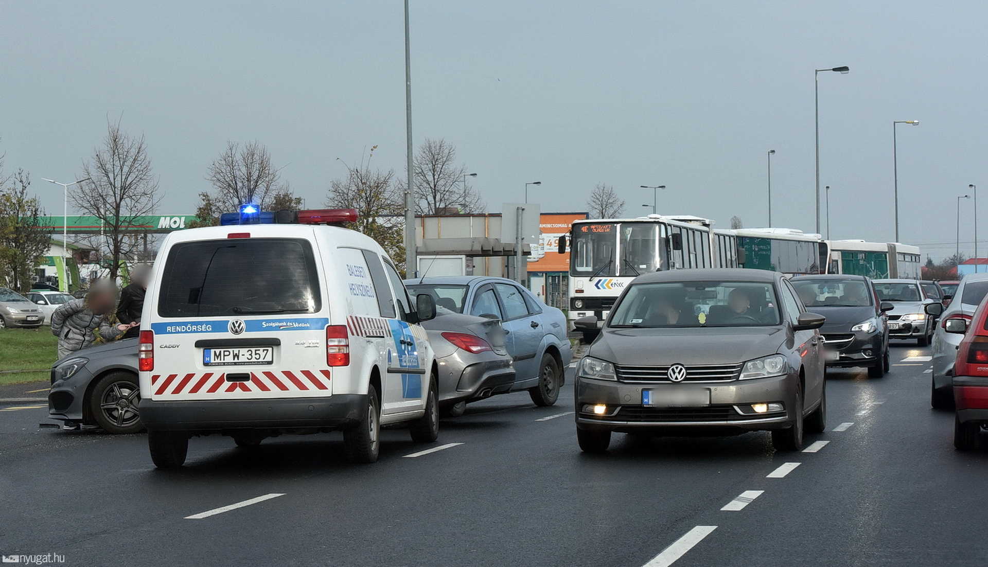 Három autó ütközött a szombathelyi Zanati úton