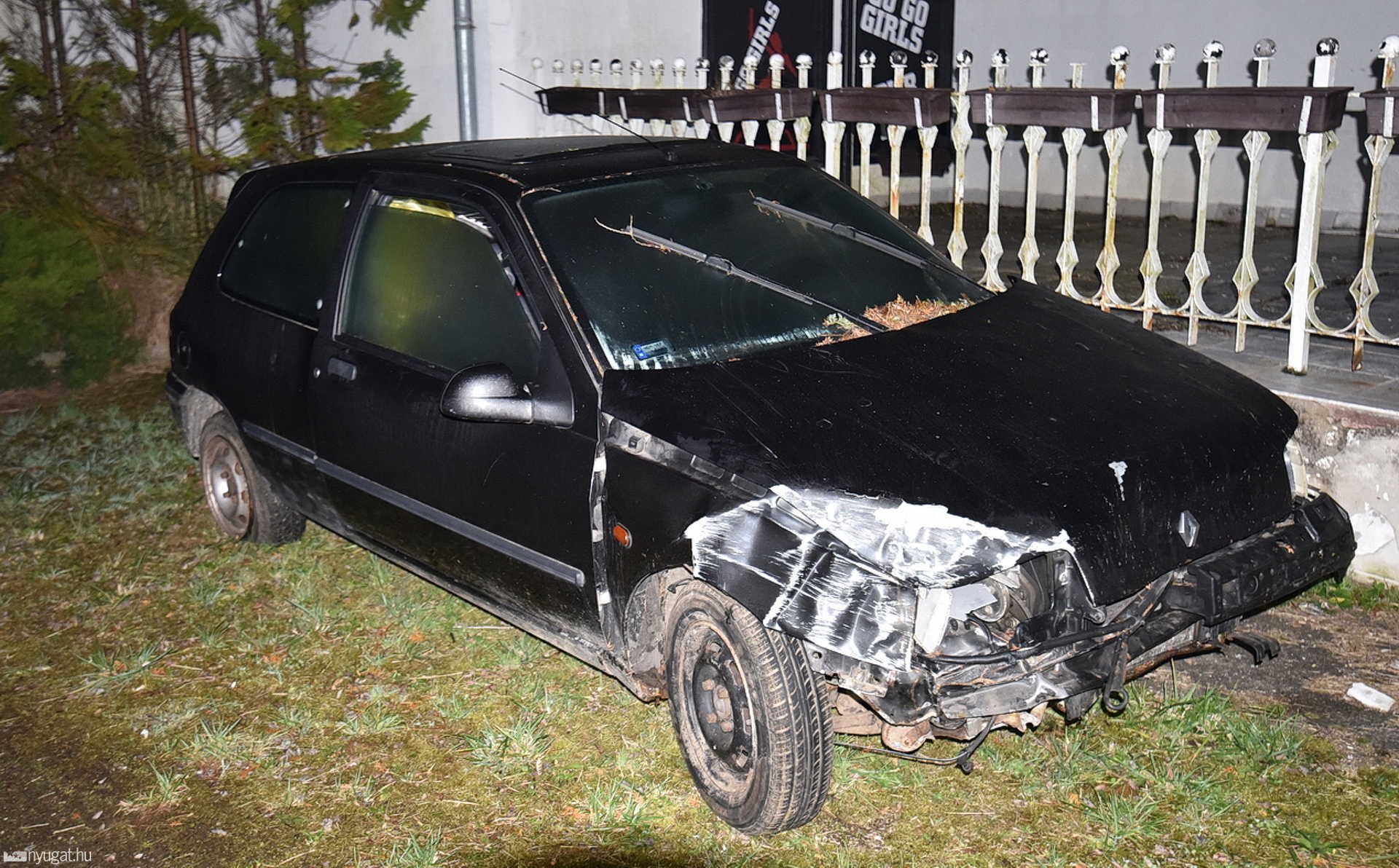 Árokba hajtott a Renault Rönökön