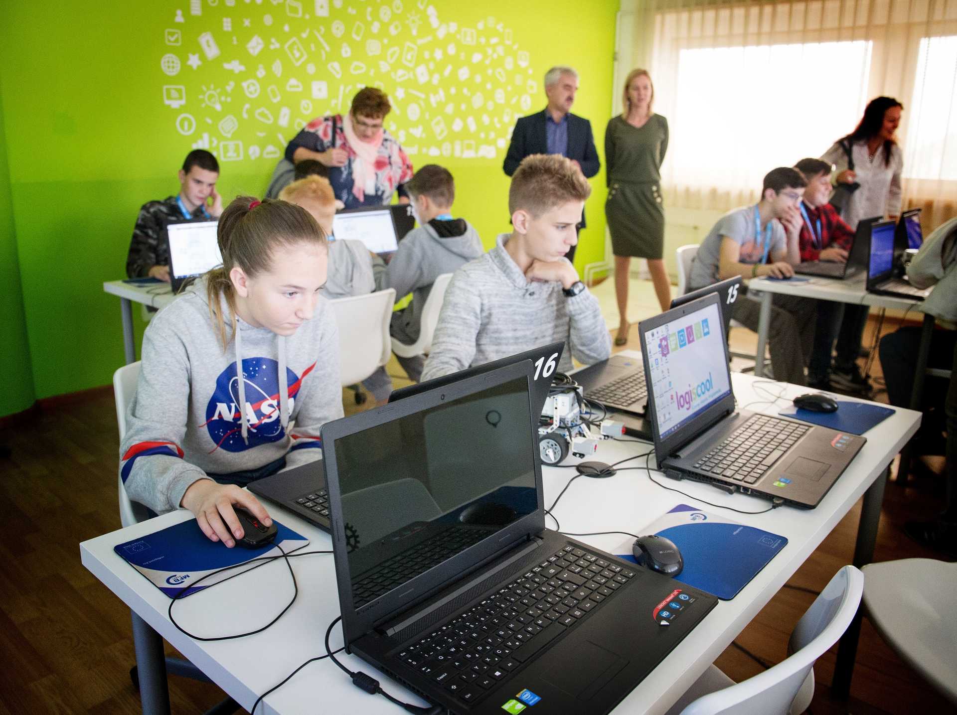 1,8 millió forintot adományozott az Aptiv a Digitális Tudásért Alapítványnak