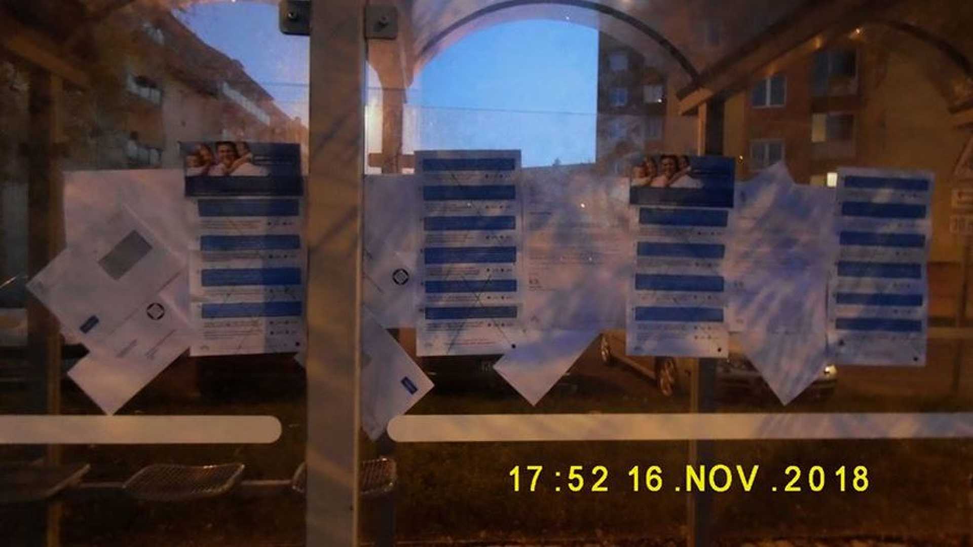 Nemzeti konzultációs levelekkel ragasztottak tele egy szombathelyi buszmegállót