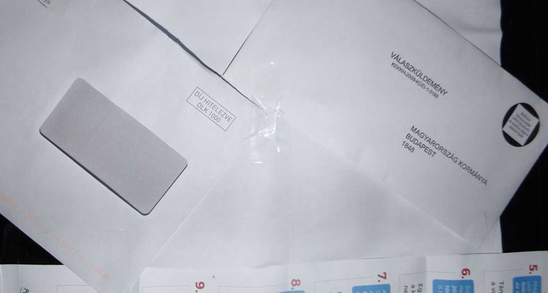 Nemzeti konzultációs levelekkel ragasztottak tele egy szombathelyi buszmegállót