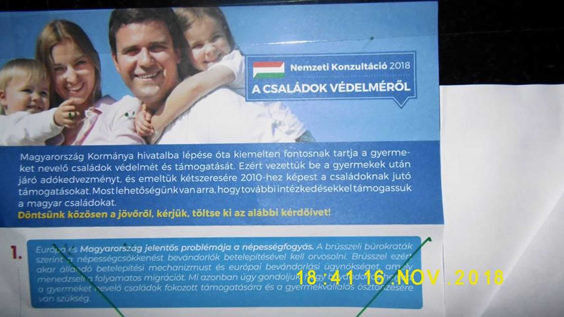 Nemzeti konzultációs levelekkel ragasztottak tele egy szombathelyi buszmegállót