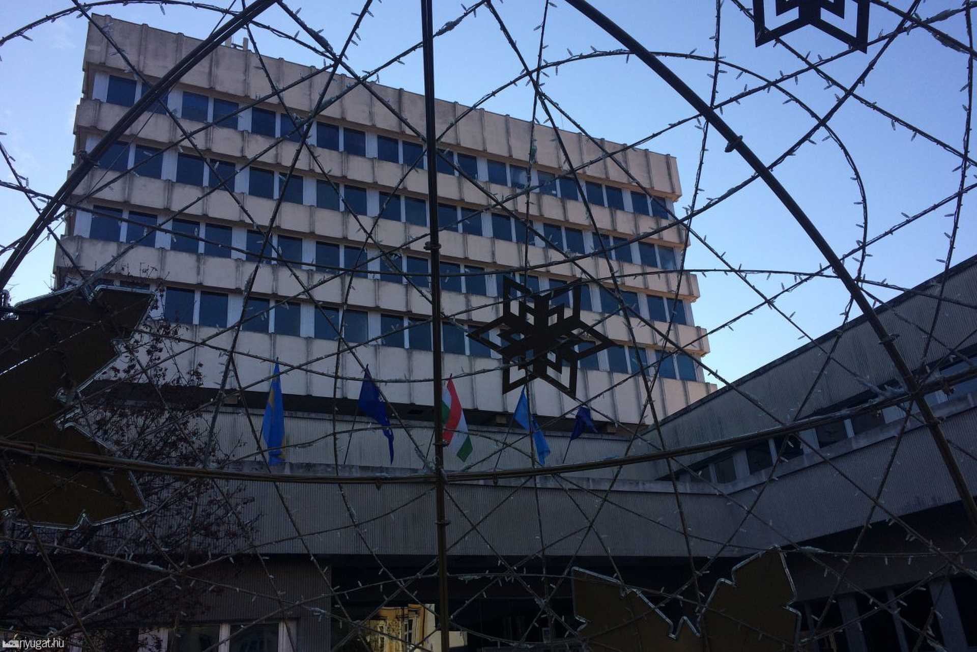 Karácsonyi gömb a városháza előtt