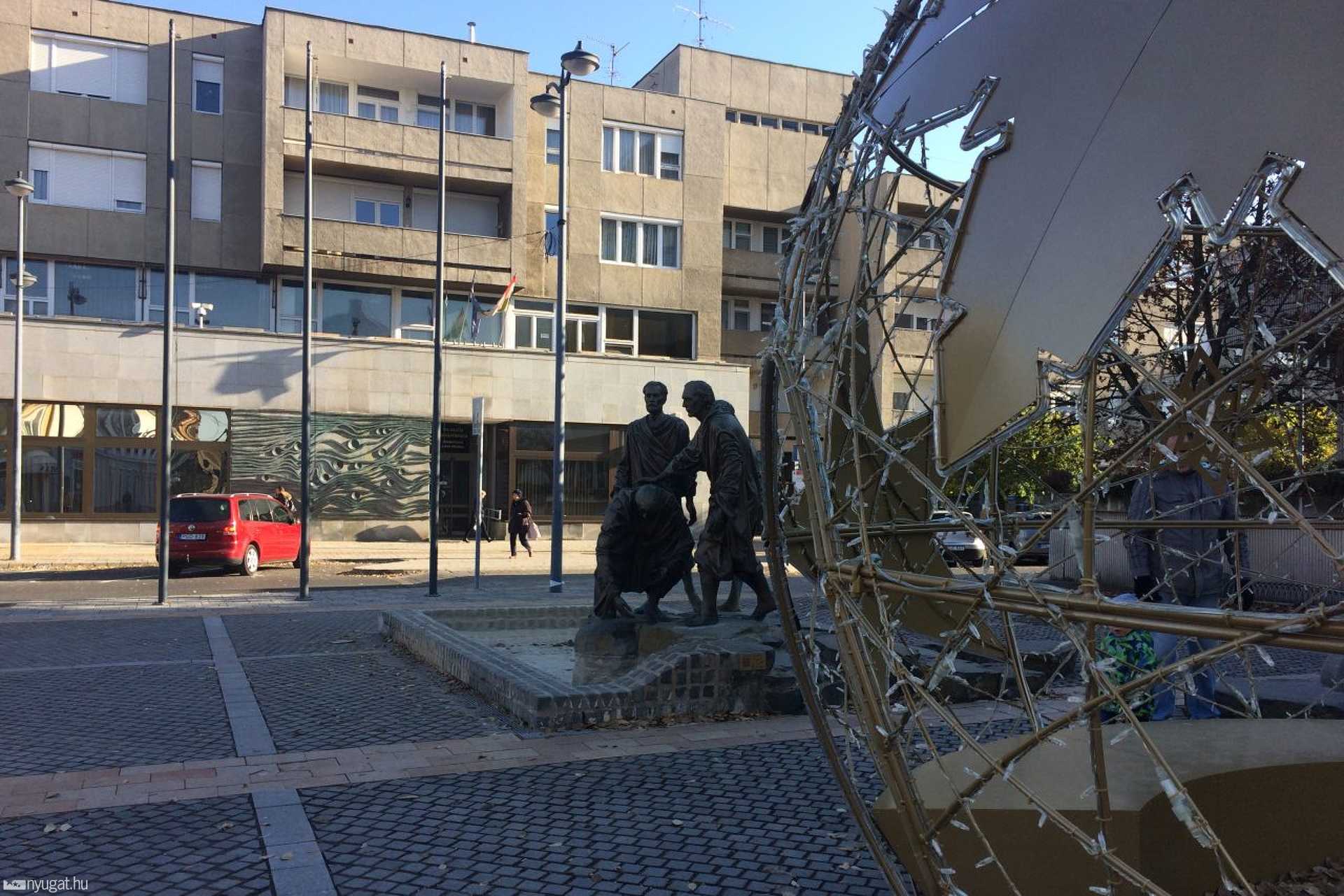 Karácsonyi gömb a városháza előtt