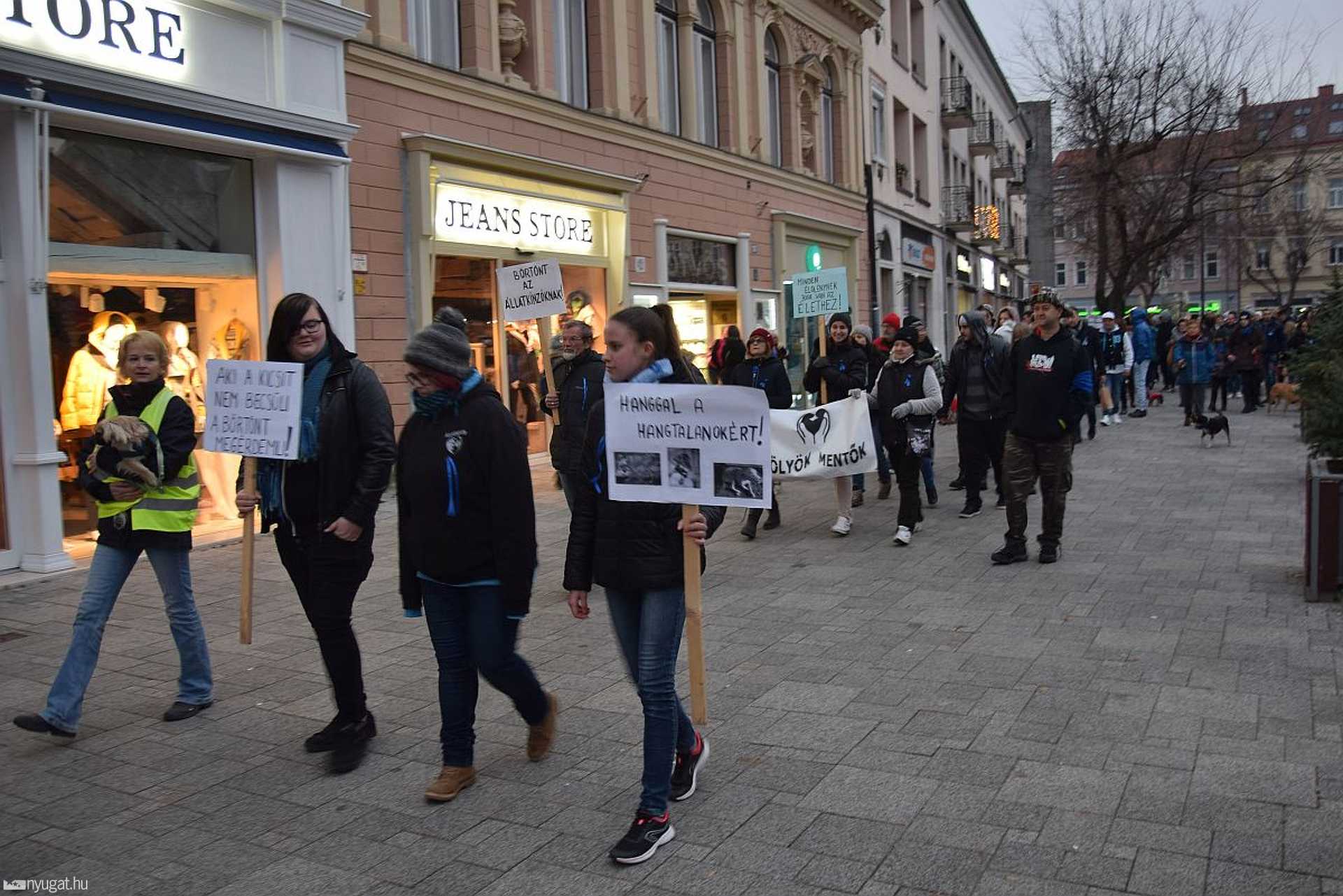 Az állatkínzás ellen tüntettek Szombathelyen