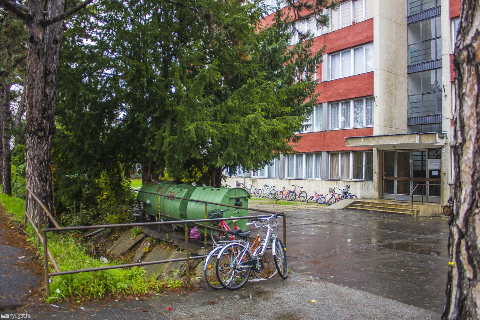 Volt Friss házasok otthona előtti szemét elvitele - Paragvári út
