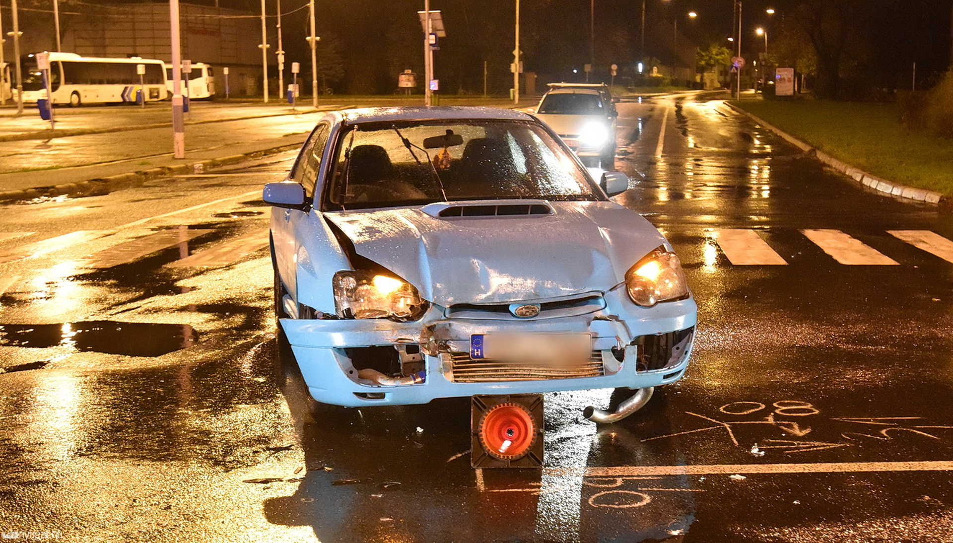Subaru ütközött Renault kisbusz oldalának hétfő este Szombathelyen
